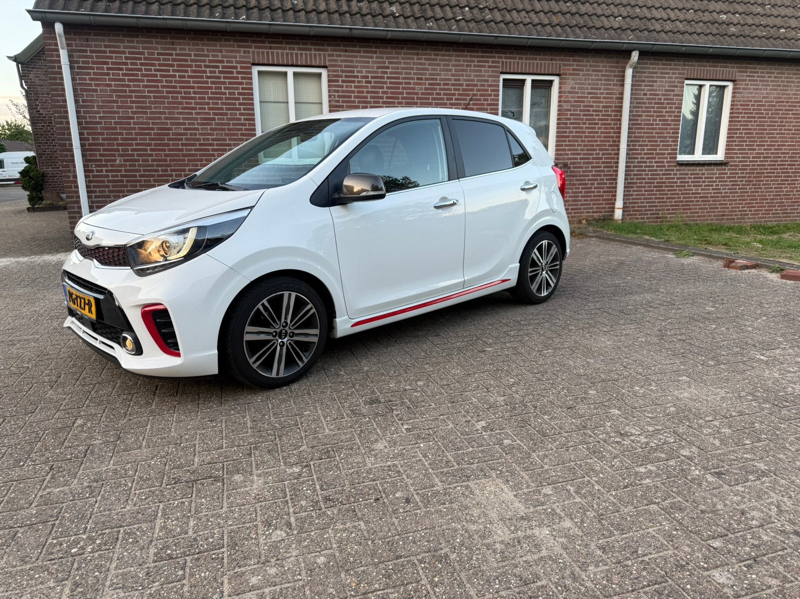 Foto 4 van Kia Picanto gt line 1.2 Cvvt 84pk 5-zits 2017 Wit