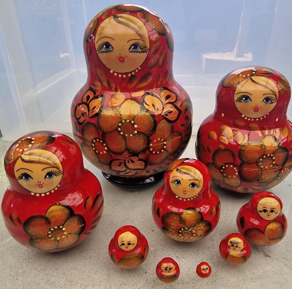 Russische Matroesjka handgeschilderde Poppen 9 delig, Ophalen of Verzenden, Nieuw, Hout