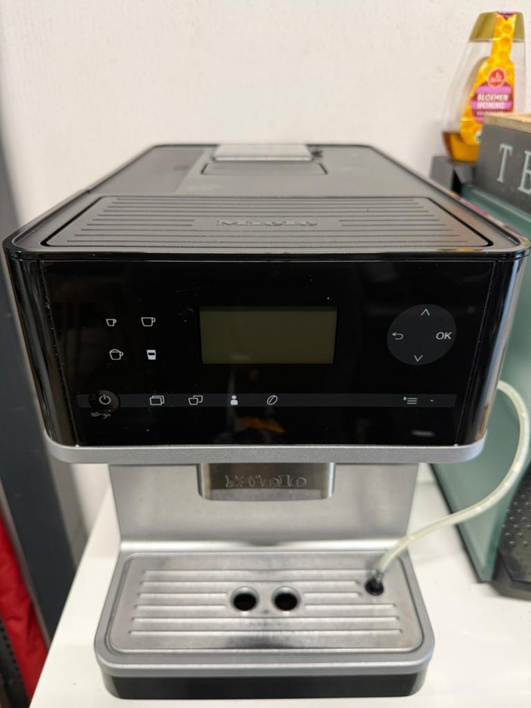 Miele CM61 Obisidian Zwart Nette Staat, Ophalen, Afneembaar waterreservoir, 10 kopjes of meer, Koffiemachine