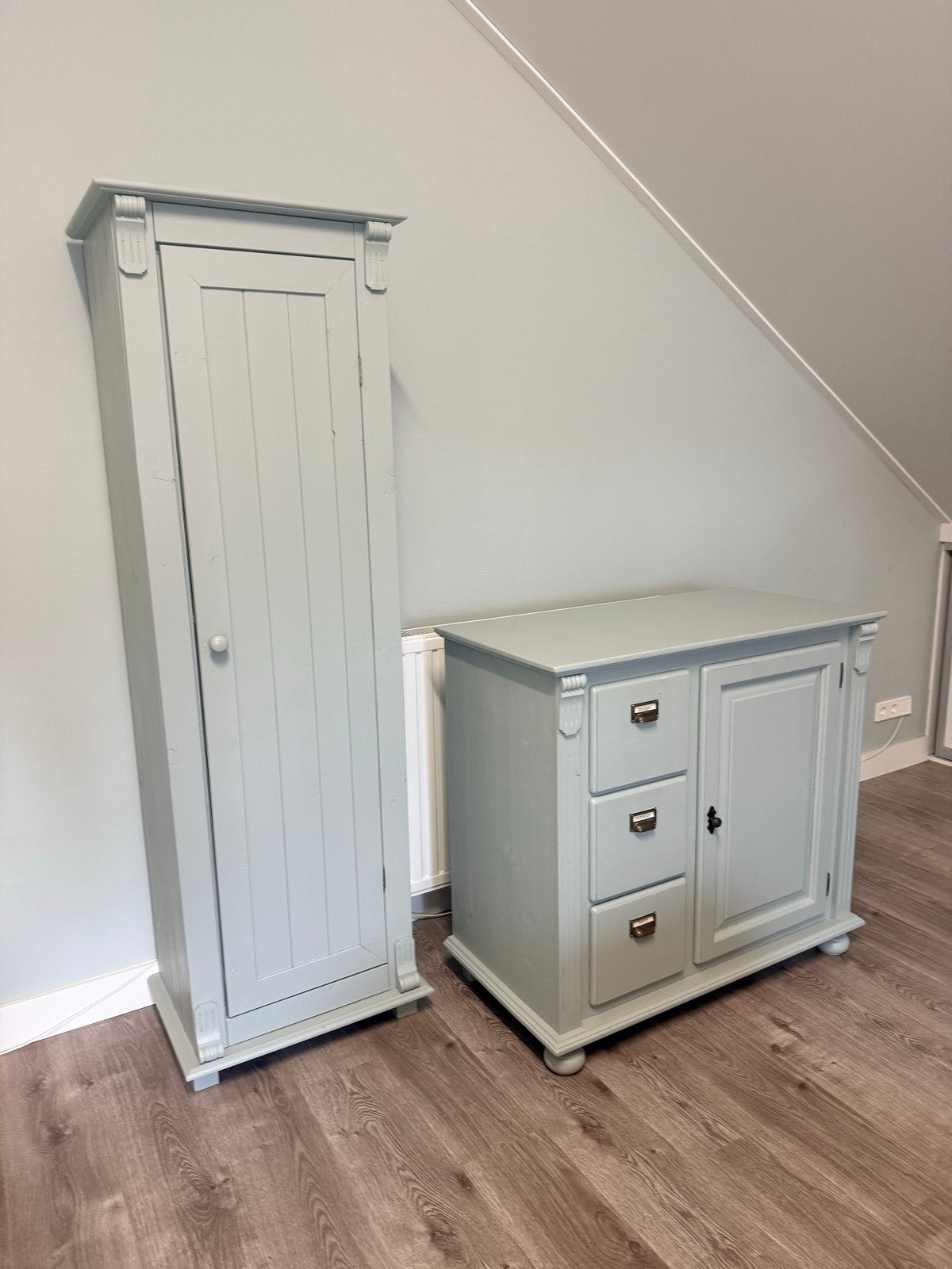 Commode met smalle hoge kast - Grijsgroen, Huis en Inrichting, Kasten | Overige, Ophalen, Gebruikt