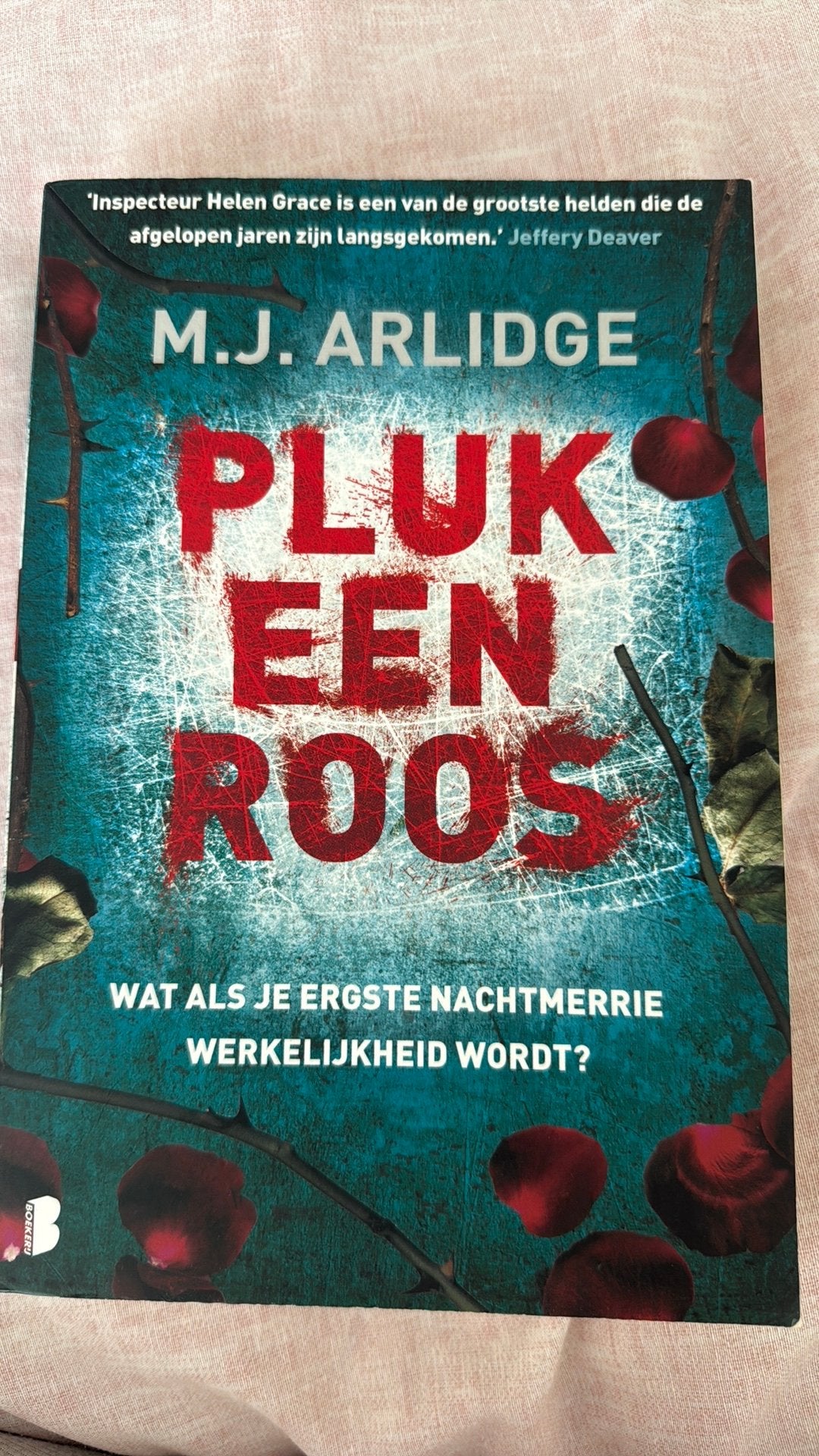 M.J. Arlidge - Pluk een roos & Klikspaan, Boeken, Thrillers, Ophalen of Verzenden, Gelezen, M.J. Arlidge