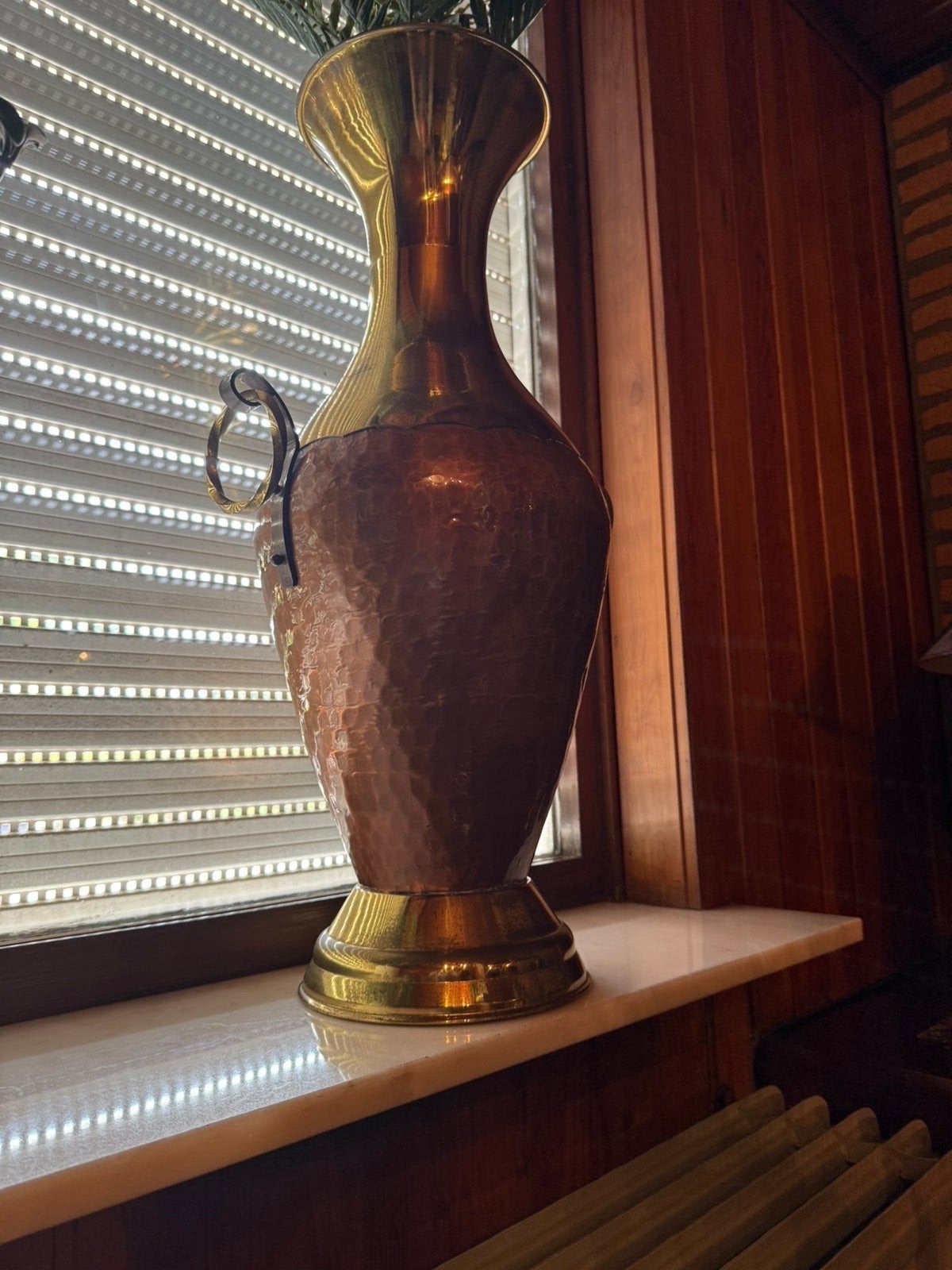 Antieke koperen vaas Amphora met messing accenten, Ophalen