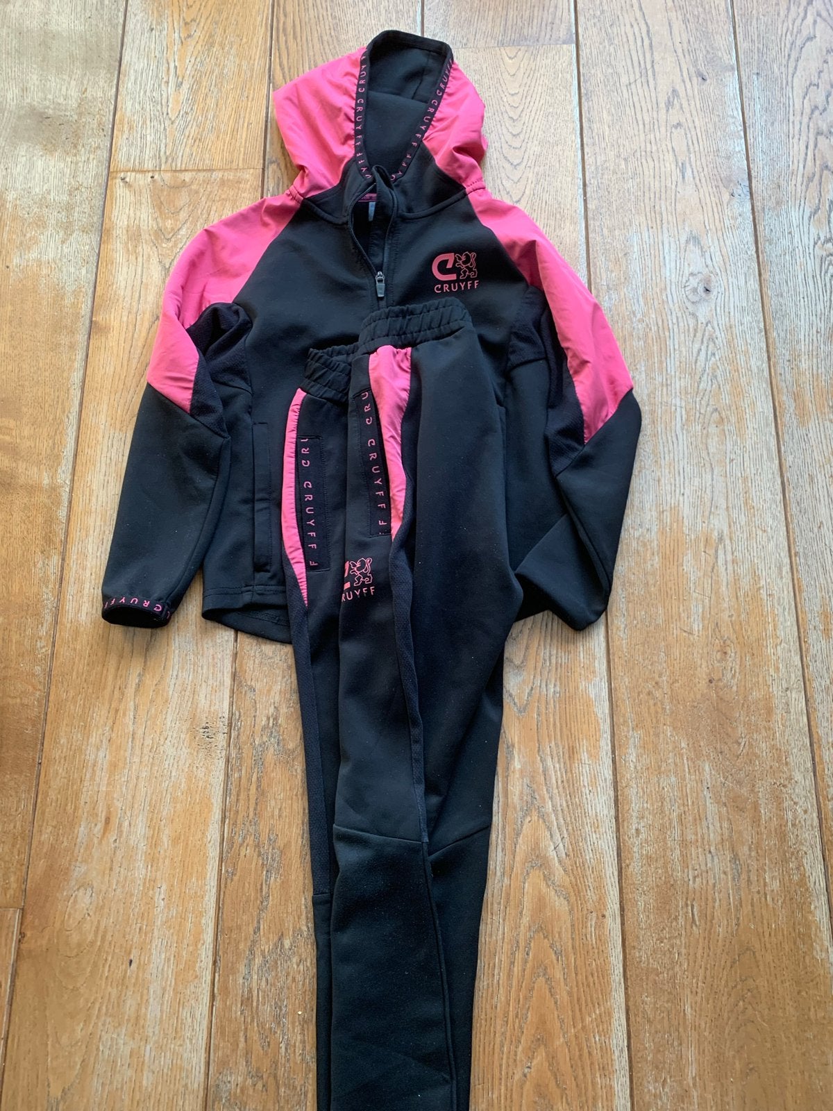 Origineel Cruyff Trainingspak Zwart/Roze Maat 140, Ophalen of Verzenden, Zo goed als nieuw, Meisje, Sport- of Zwemkleding