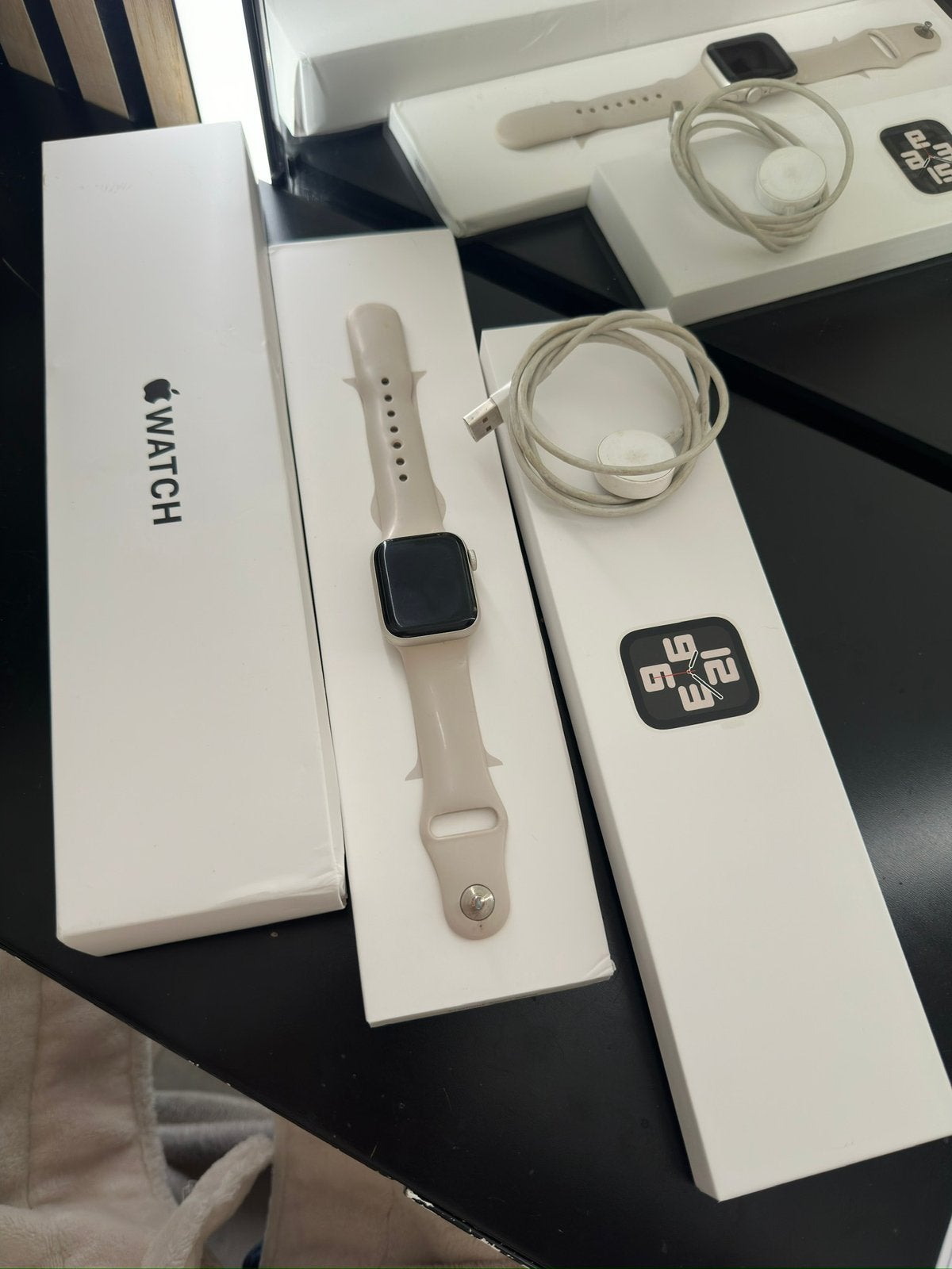 Apple Watch SE 40mm Starlight Aluminium met Sportband, Gebruikt, Wit, IOS, Ophalen of Verzenden