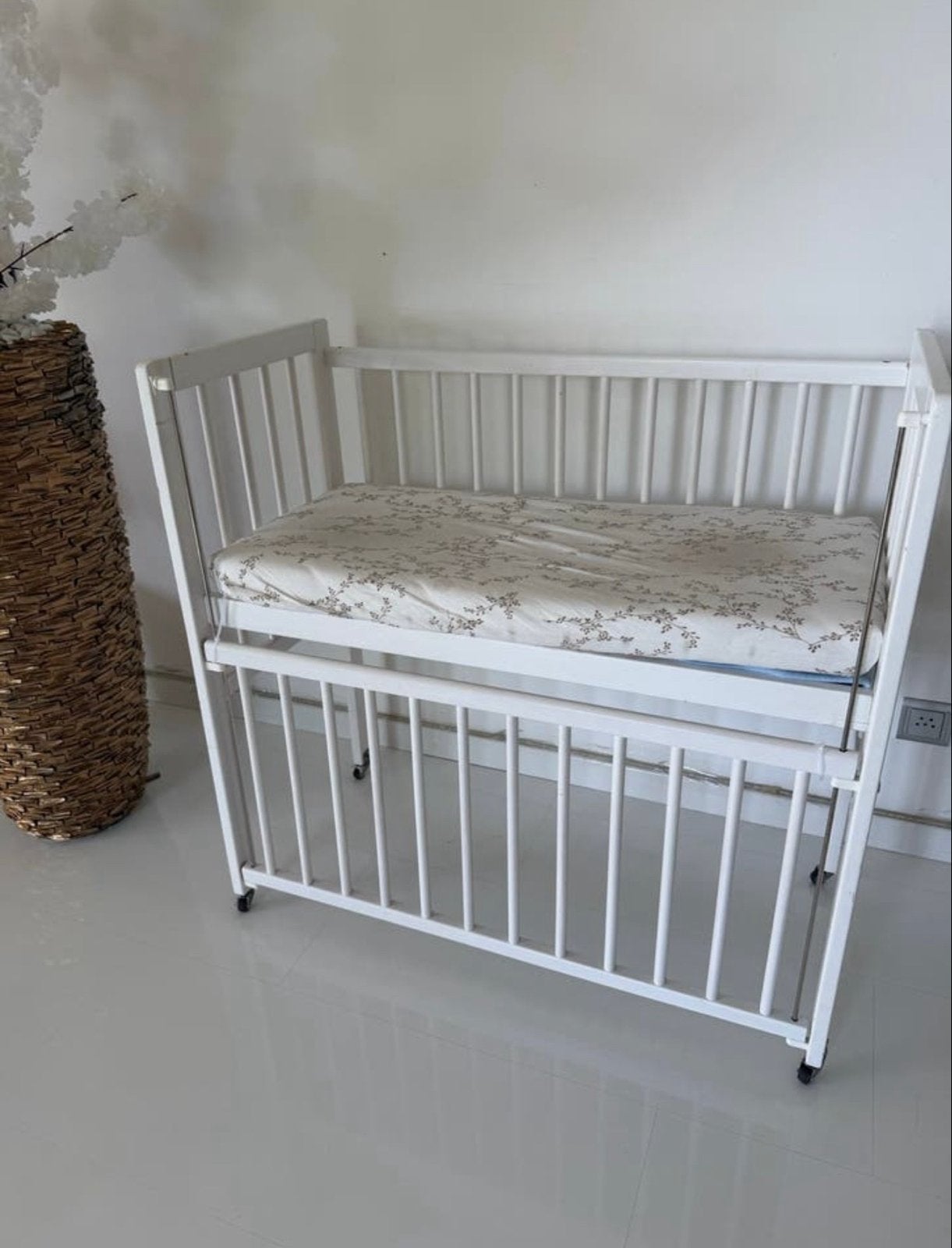 Babybedje met schuifbaar hekje, Ophalen, Gebruikt, Ledikant