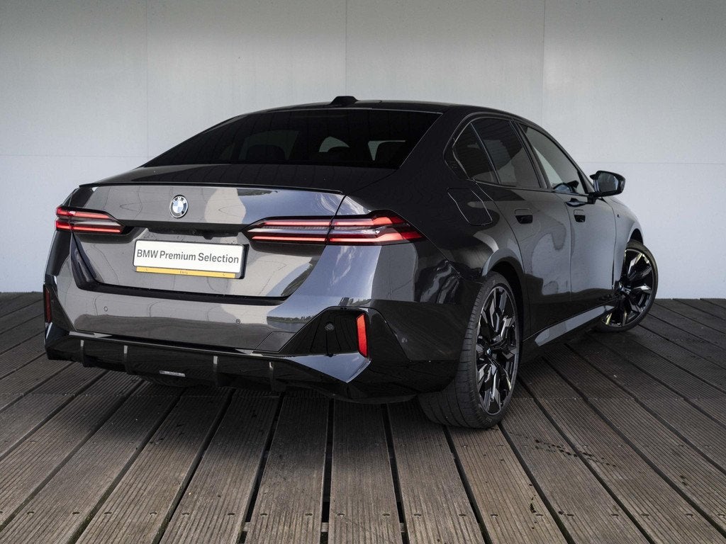 BMW i5 Sedan eDrive40 | M Sportpakket Pro | Stuurwielverwarm, 2095 kg, Achterwielaandrijving, Zwart, Met garantie (alle)