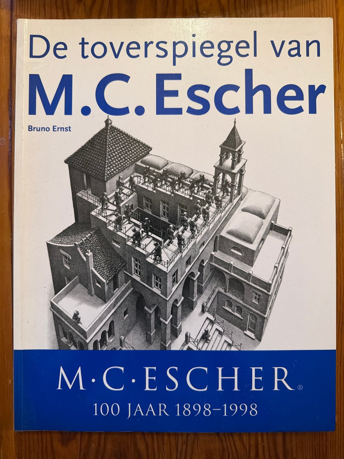 De toverspiegel van M.C. Escher - Bruno Ernst, Ophalen of Verzenden, Zo goed als nieuw, Grafische vormgeving