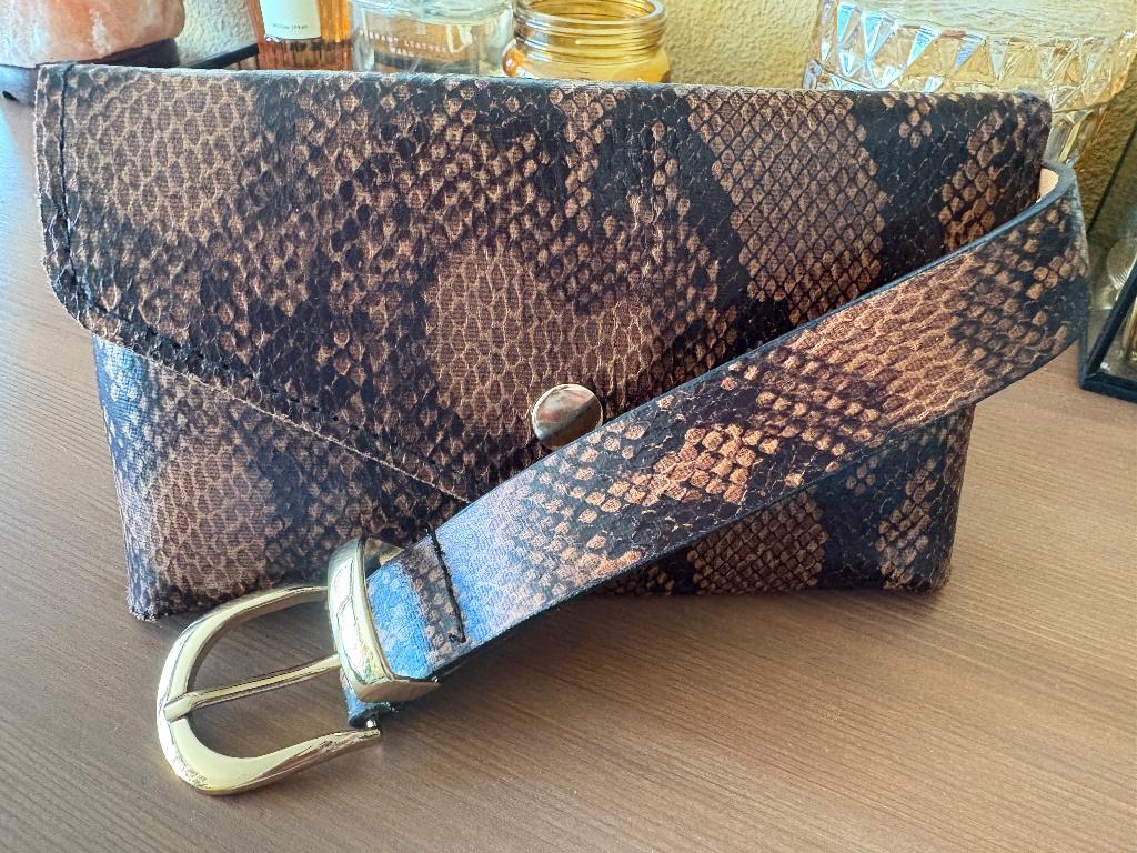 Snake belt bag / etui pouch, Ophalen of Verzenden, Gebruikt, Bruin, Avondtasje