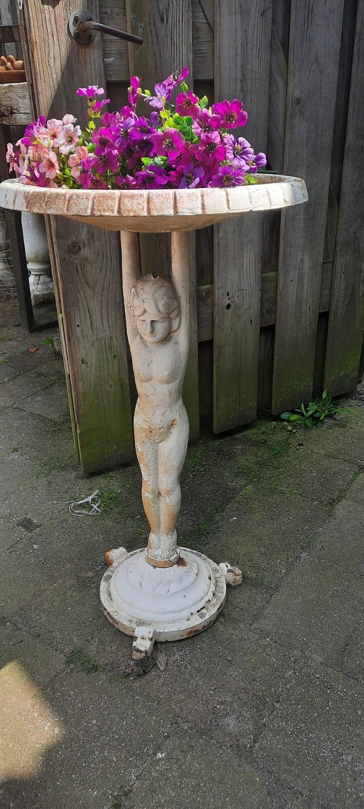 Antieke gietijzeren bloembak met cherubijn, Ophalen, Gebruikt, Minder dan 60 cm, Rond