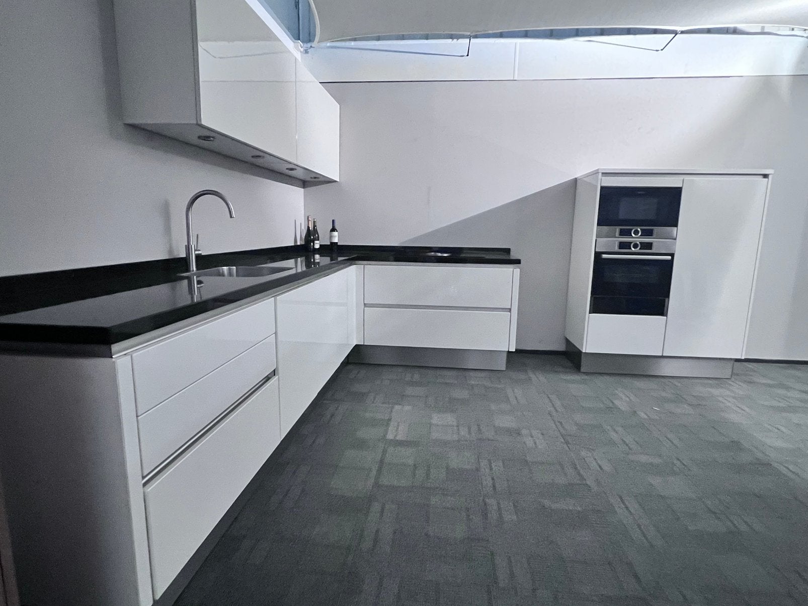 Puntgave Siematic keuken met bora en zwart granieten blad., Huis en Inrichting, Ophalen, Wit, Hoekkeuken, Graniet of Steen
