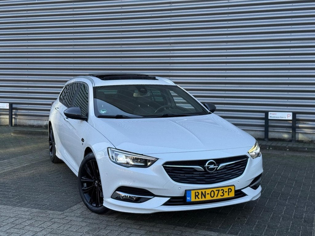 Opel Insignia Sports Tourer 1.6 CDTI OPC LINE PANO|CAM|STUUR, Voorwielaandrijving, 136 pk, Gebruikt, Wit