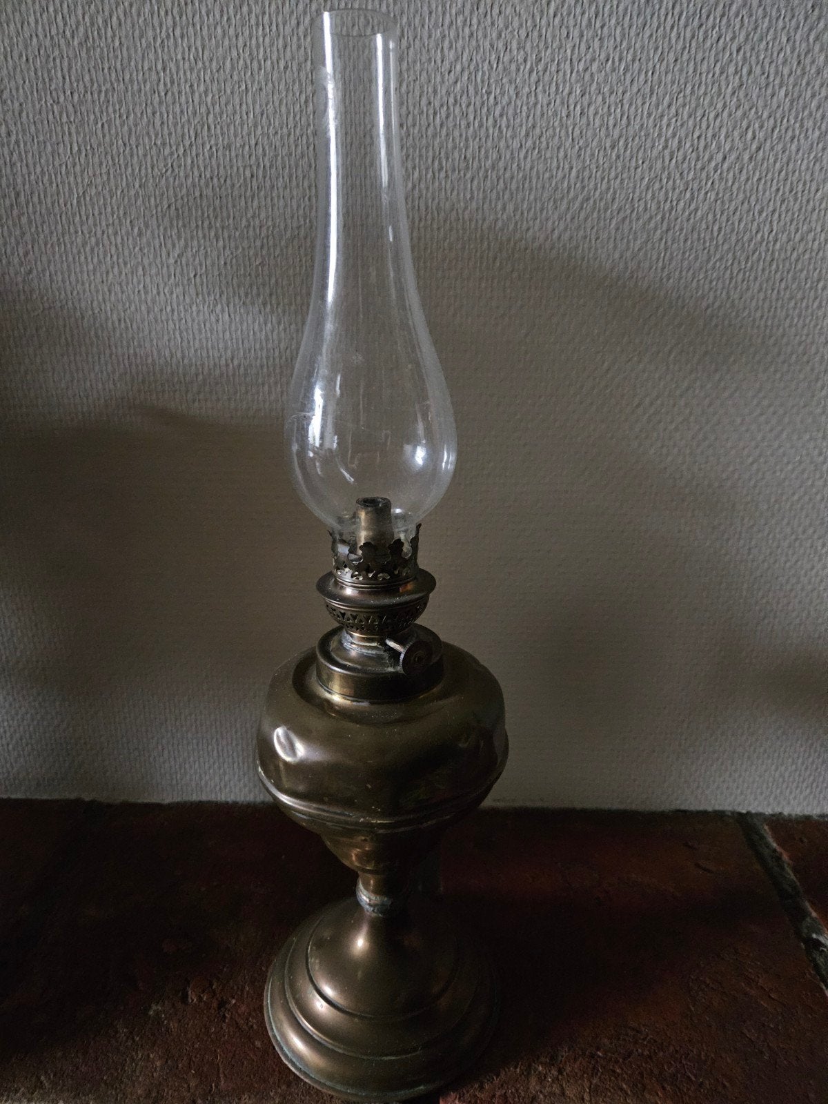 Antieke koperen olielamp met glazen kap, Ophalen of Verzenden