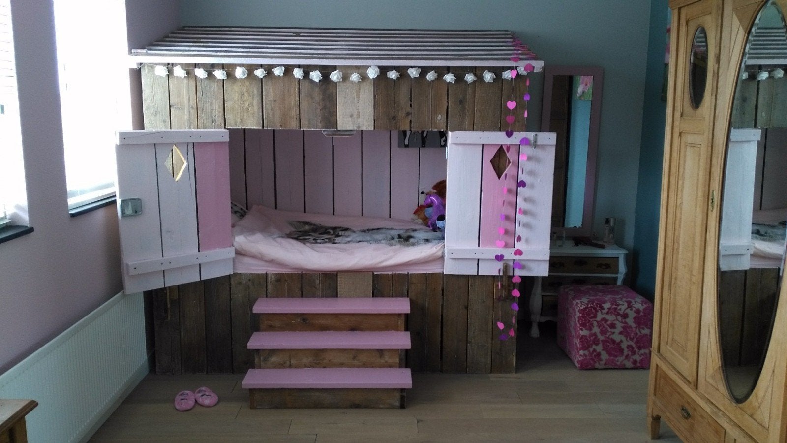 Bedstee met trapje van steigerhout, Ophalen, Gebruikt, 90 cm, Speels, huisbed, kinderbed