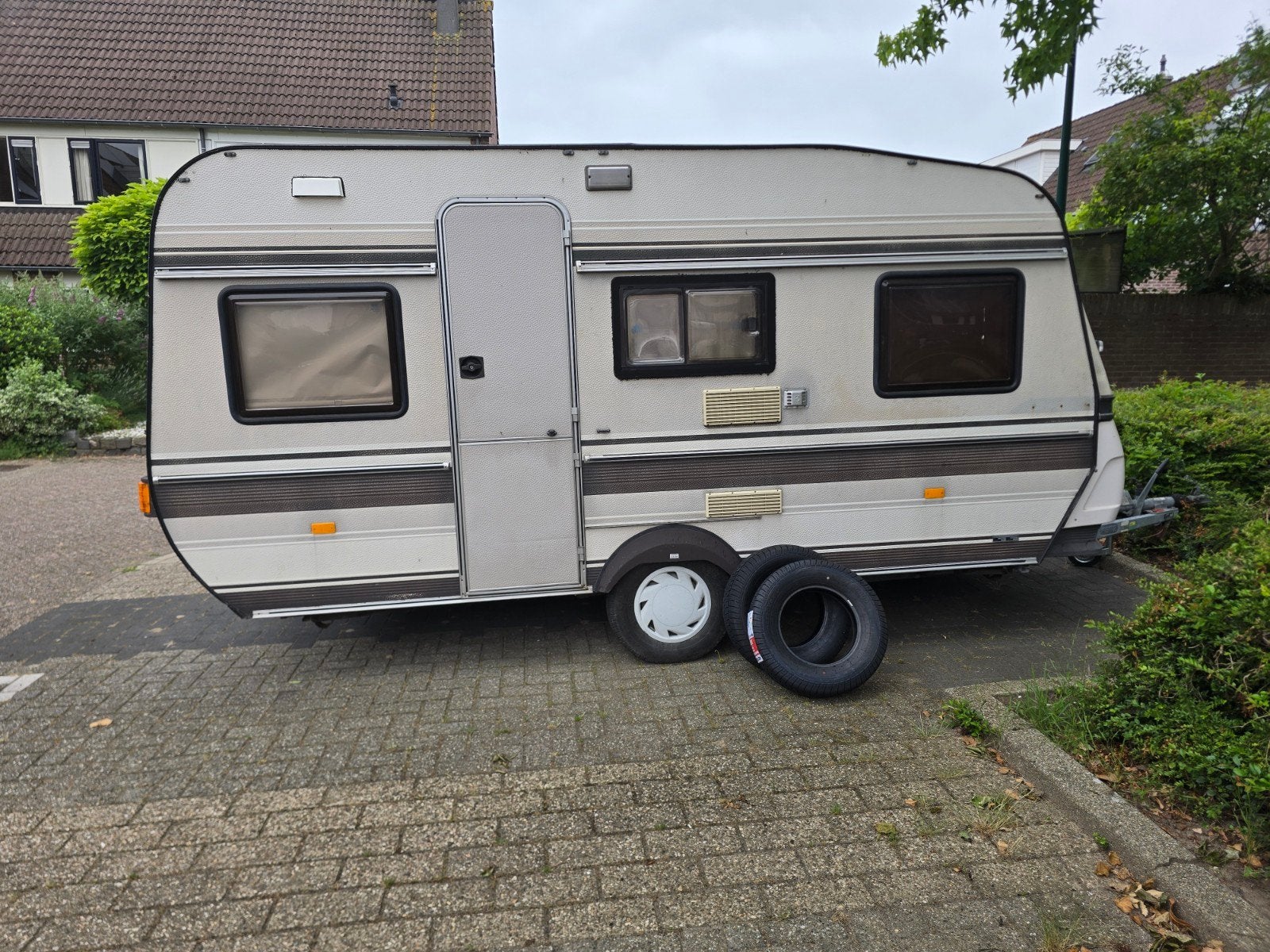Hobby 430, 3 pers stapelbed en voortent. Starters caravan, Caravans en Kamperen, Caravans, Particulier, tot en met 5, Treinzit