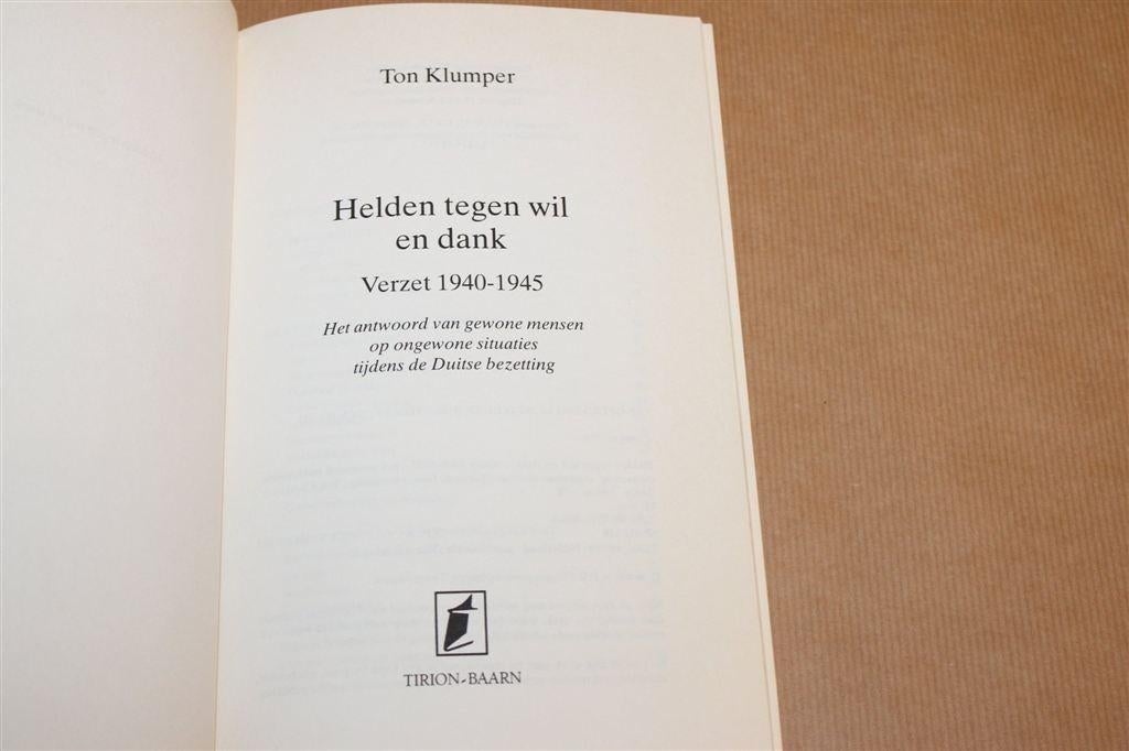Helden Tegen Wil en Dank — Verzet WOII 1940-1945, Ophalen of Verzenden, Tweede Wereldoorlog, Gelezen, Overige onderwerpen