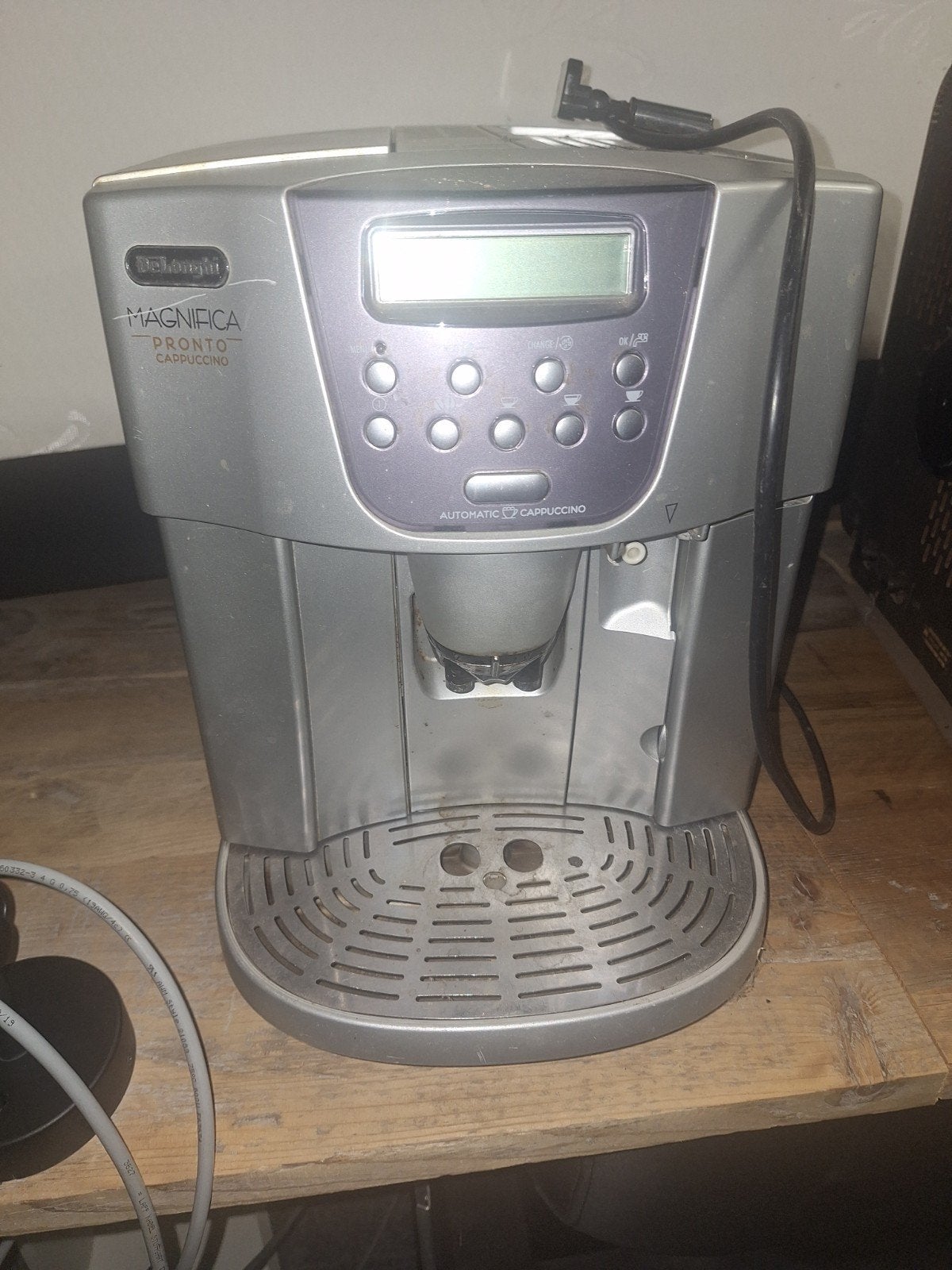 defect De'Longhi Magnifica Pronto defect, Ophalen, 10 kopjes of meer, Koffiemachine, Koffiebonen