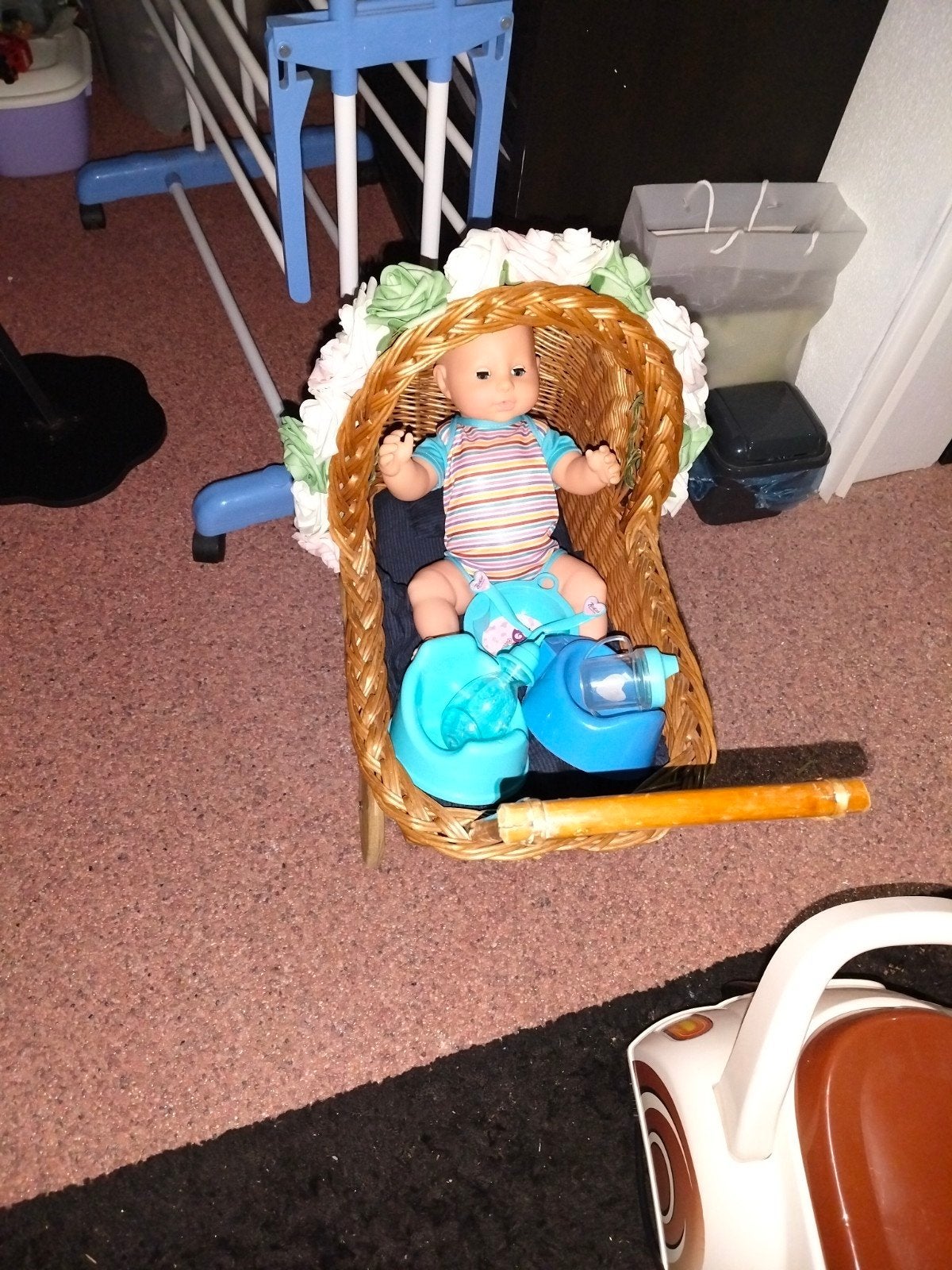 mooie poppen wagen van riet met baby pop, Ophalen, Zo goed als nieuw, Babypop