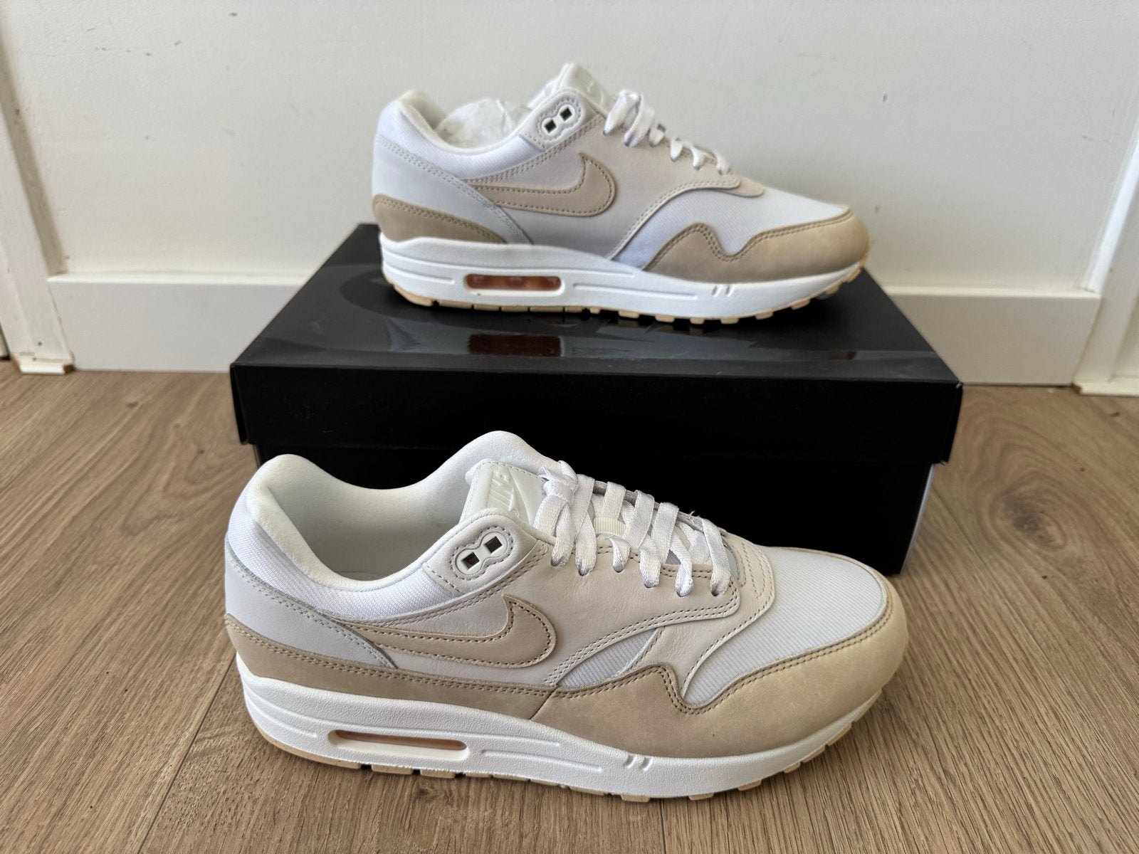 Nike Air Max 1 PRM ESS Summit White Sanddrift Deadstock, Ophalen, Nieuw, Wit, Sneakers of Gympen