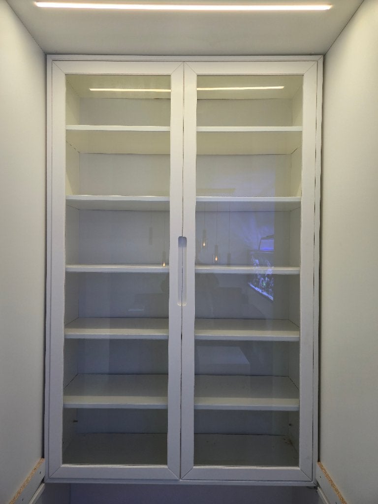 Witte vitrinekast met glazen deuren en planken, Ophalen, Met deur(en), 100 tot 150 cm, Overige houtsoorten