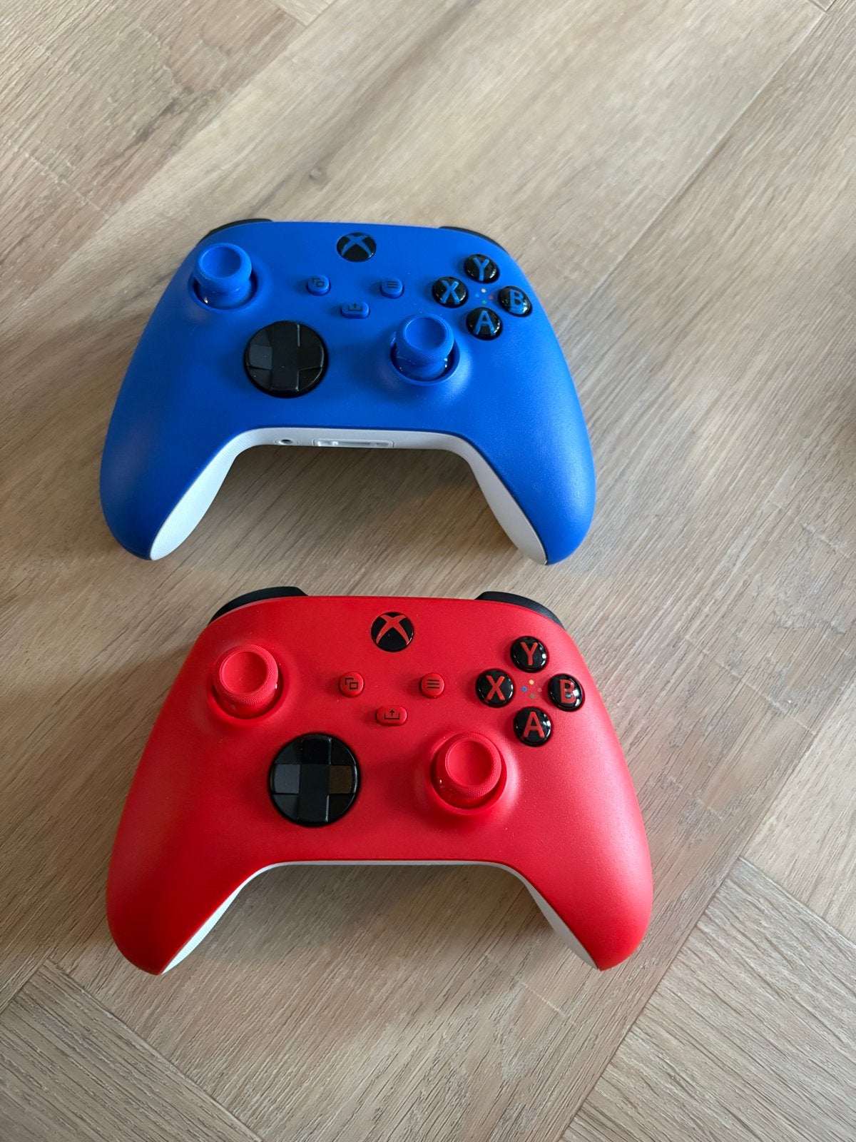 Nieuwe Xbox Series S/X controllers (blauw en rood), Ophalen of Verzenden, Nieuw, Xbox Series S