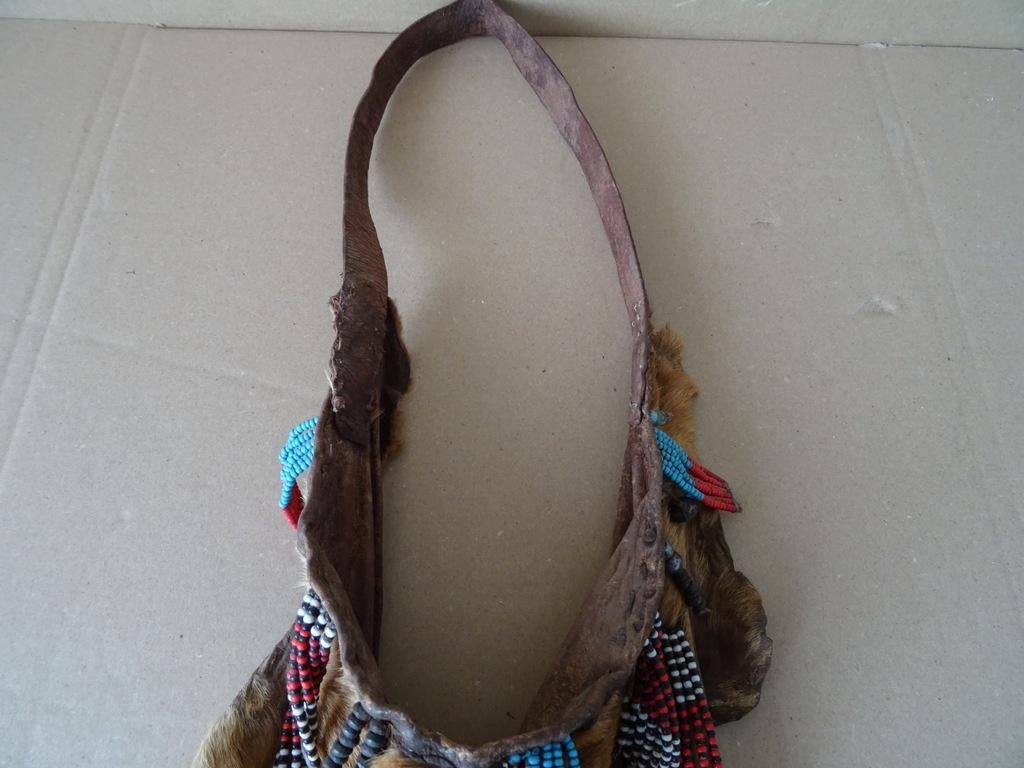 Inheems kledingstuk Asmat Papoea Nieuw Guinea dierenhuid, Antiek en Kunst, Ophalen of Verzenden