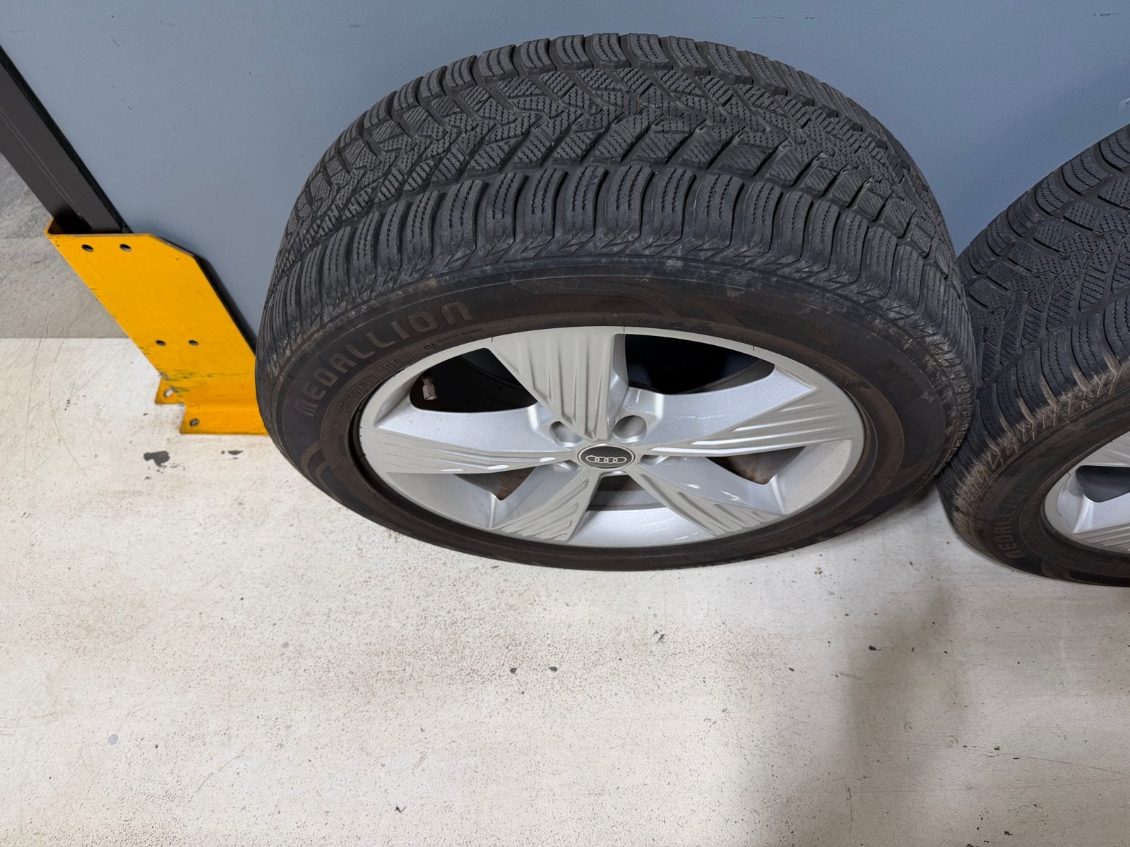 Velgenset met All Season banden audi q4 19 inch breedtset, Auto-onderdelen, Banden en Velgen, Gebruikt, Banden en Velgen, 235 mm