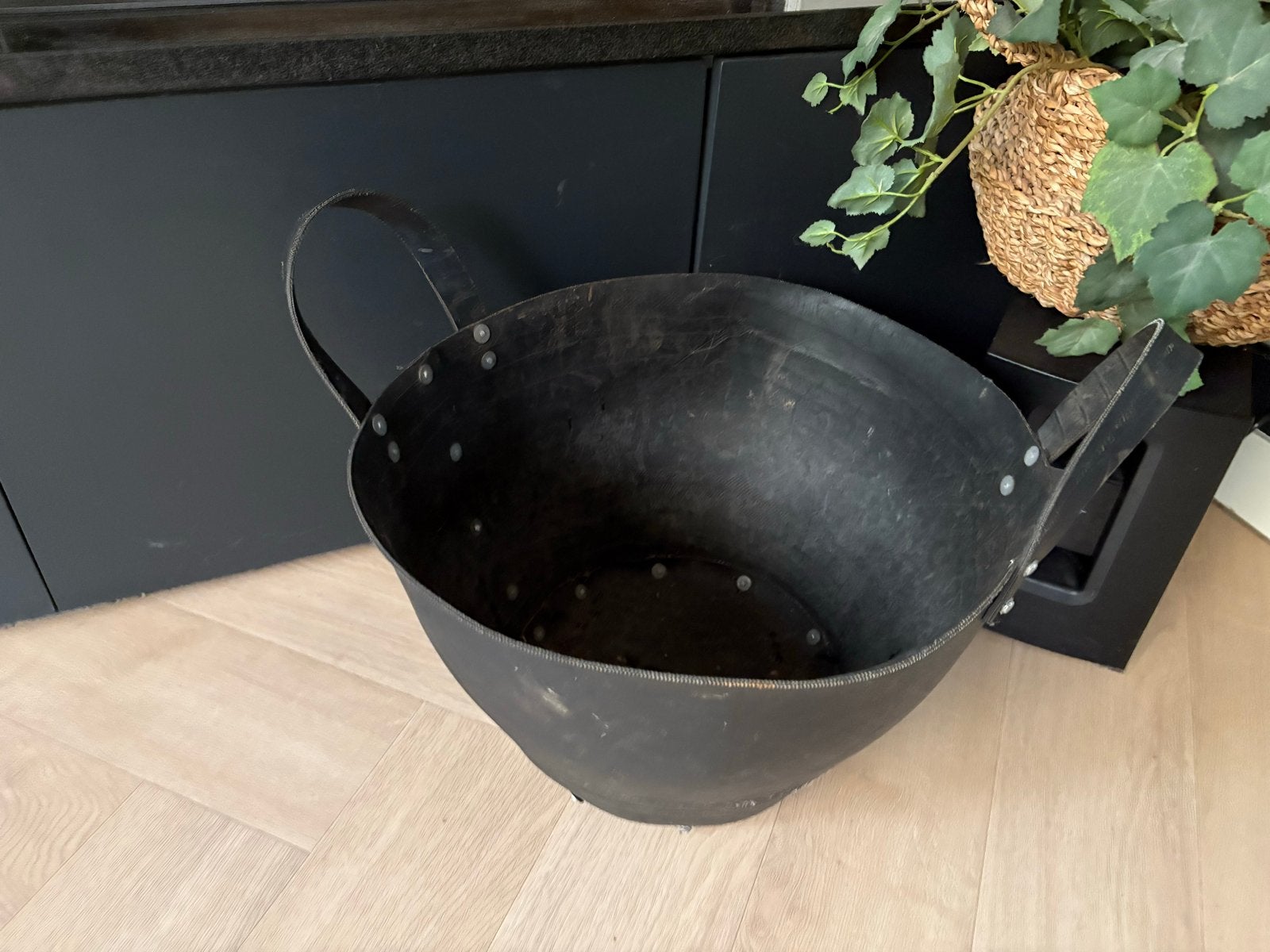 Zwarte rubberen haardhout mand met handvatten, Overige materialen, Met handvatten, Gebruikt, Mand