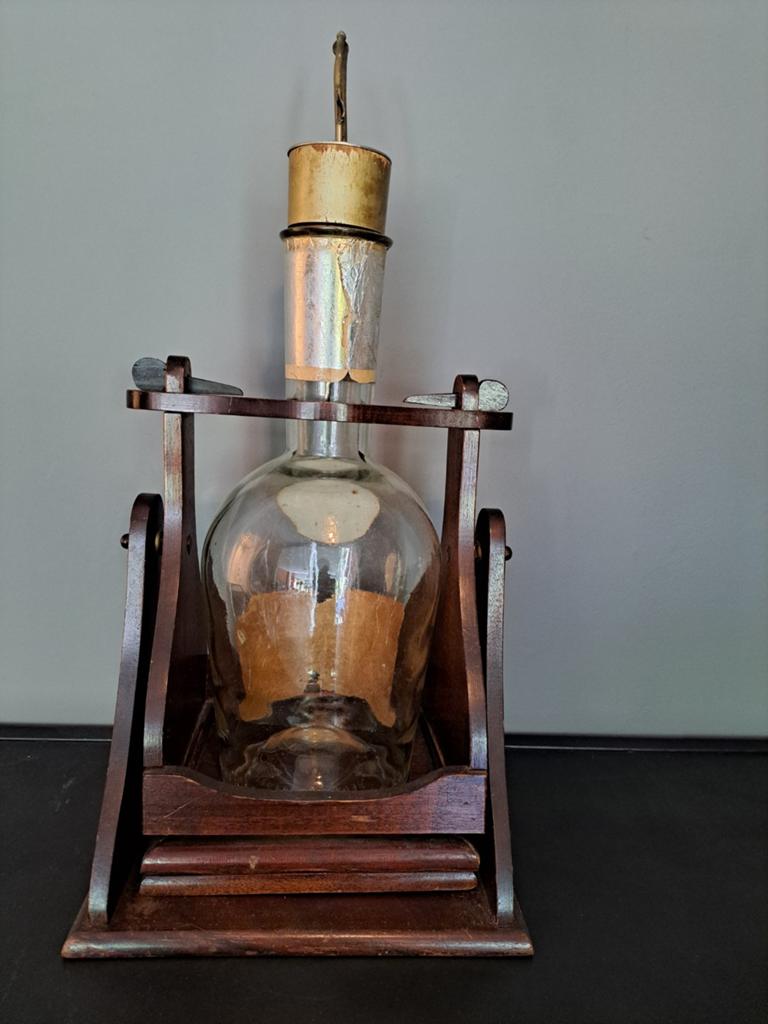 Old Smuggler Blended Scotch Whiskey (leeg), + schommelhouder, Antiek en Kunst, Antiek | Overige Antiek, Ophalen of Verzenden