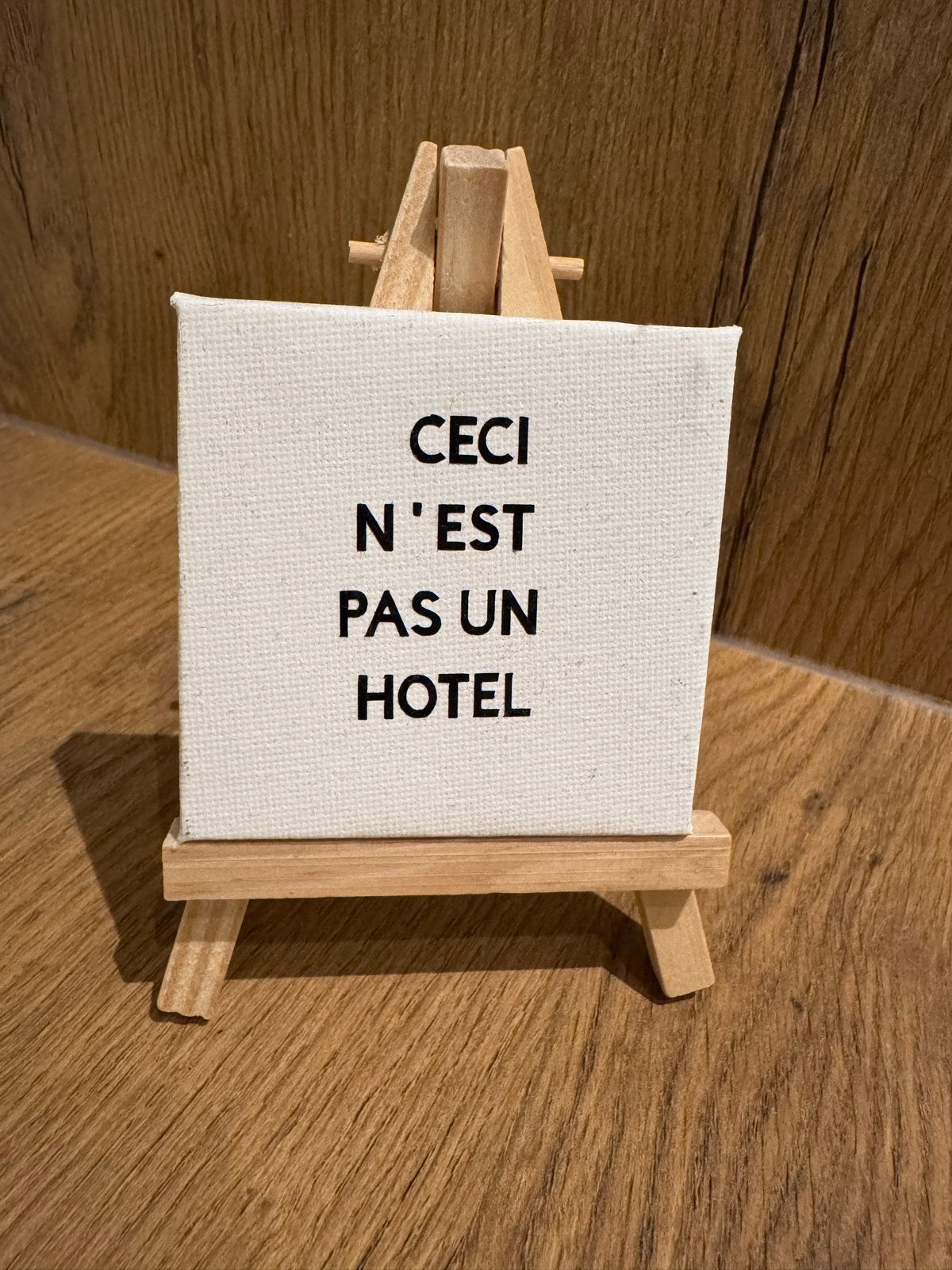 Mini schilderij "Ceci n'est pas un hotel" op ezel, Hout, Ophalen of Verzenden, Zo goed als nieuw, Modern