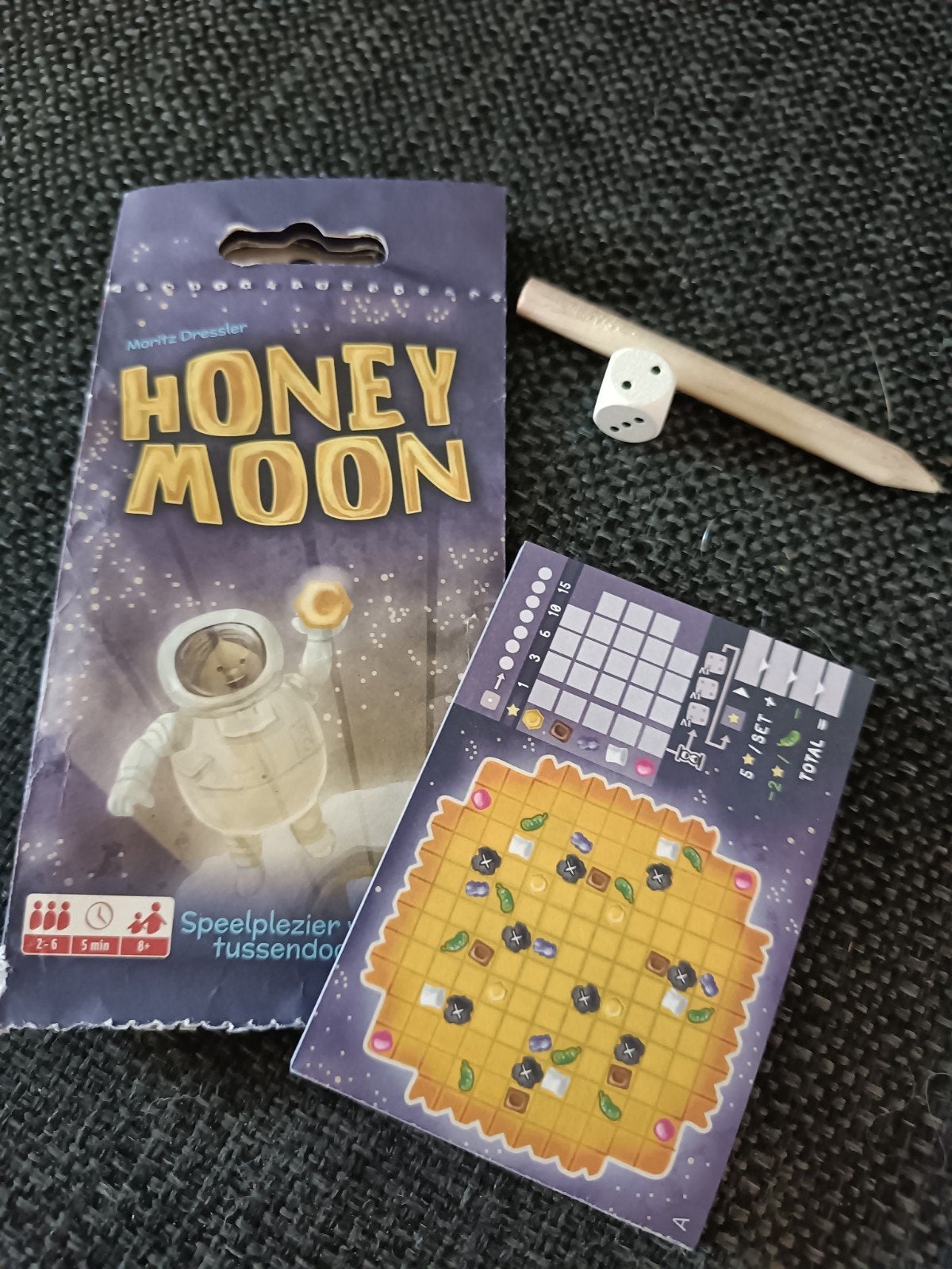 Honeymoon: Compact Roll & Write Spel voor Onderweg, Een of twee spelers, Ophalen of Verzenden, Gebruikt