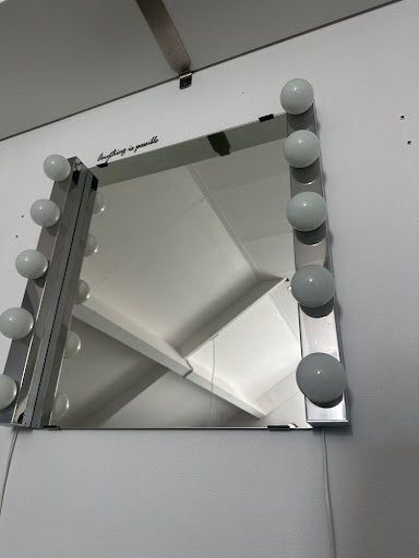 Spiegel met 2x IKEA Ledsjo verlichting, Minder dan 50 cm, Ophalen of Verzenden, Zo goed als nieuw, Minder dan 100 cm