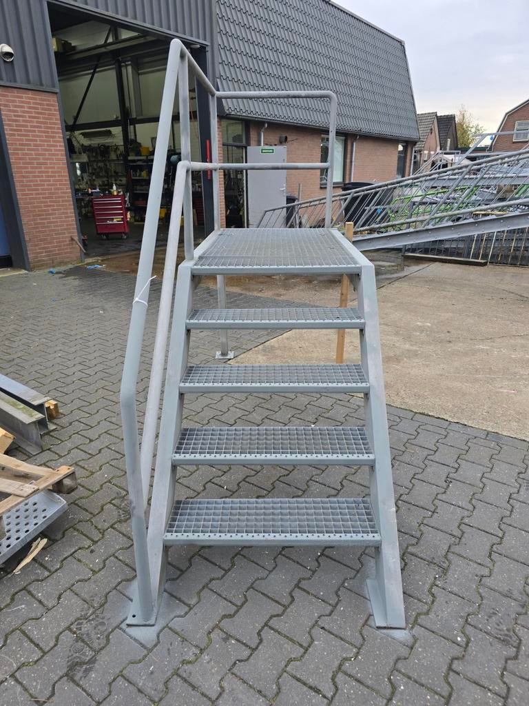 Stalen trap met bordes gegalv. Hoog 1,05 mtr. Nob147, Ophalen