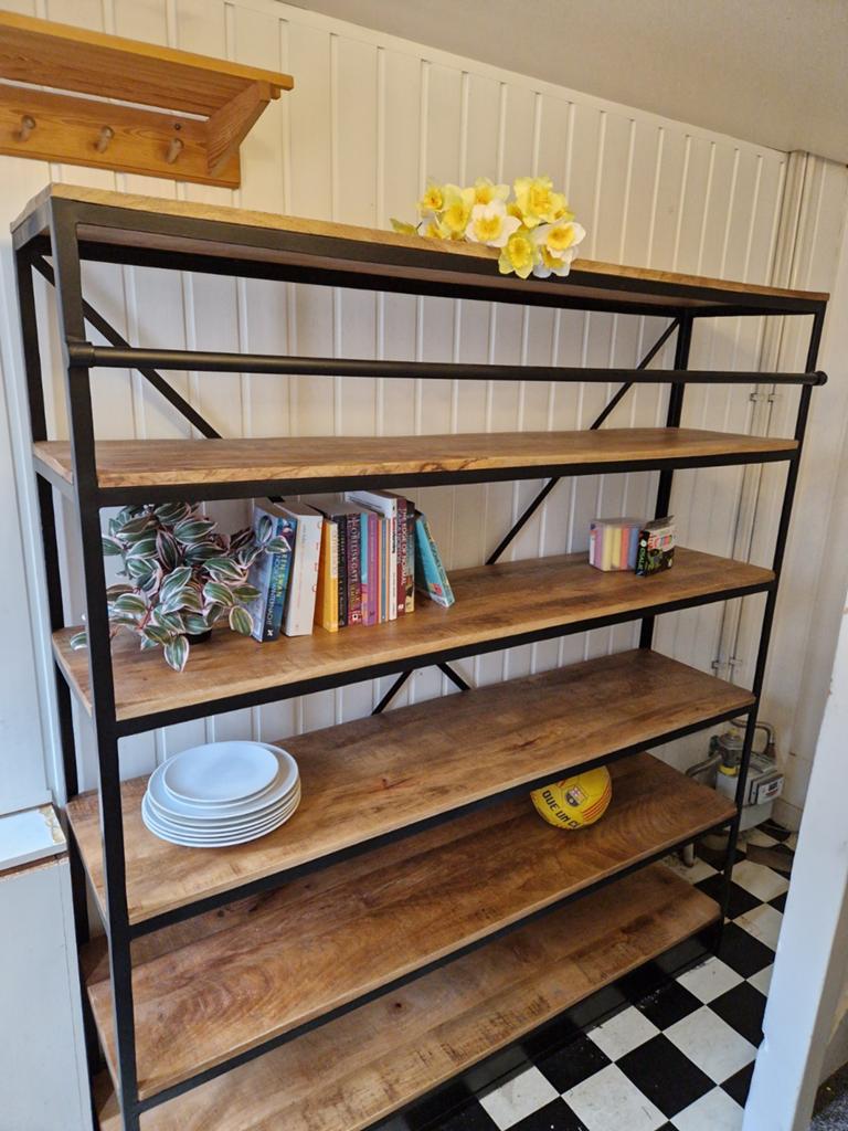 Boekenkast mangohout, Huis en Inrichting, Kasten | Boekenkasten, Met plank(en), 150 tot 200 cm, Zo goed als nieuw, 25 tot 50 cm