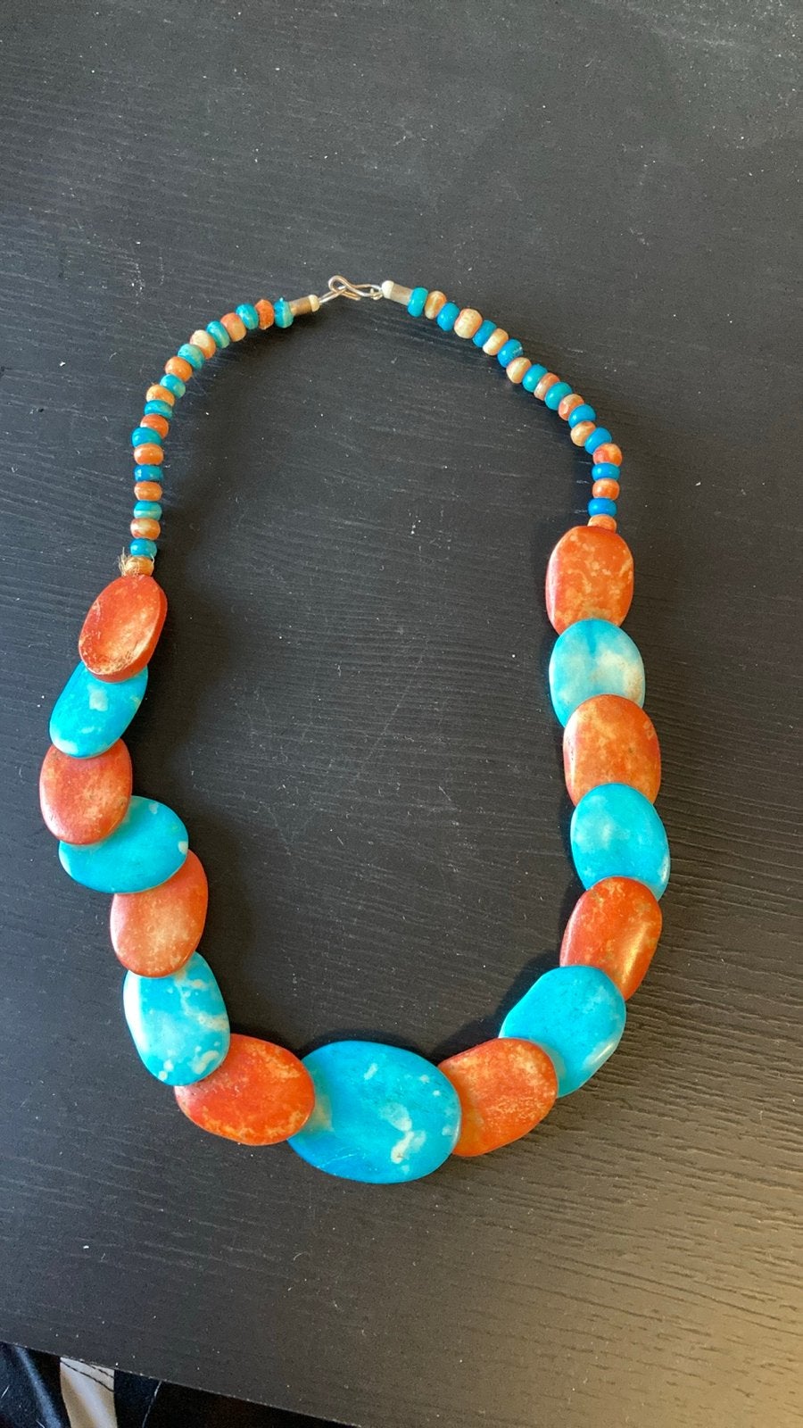 Vintage ketting met turquoise en oranje stenen, Blauw, Ophalen of Verzenden, Zo goed als nieuw, Steen of Mineraal