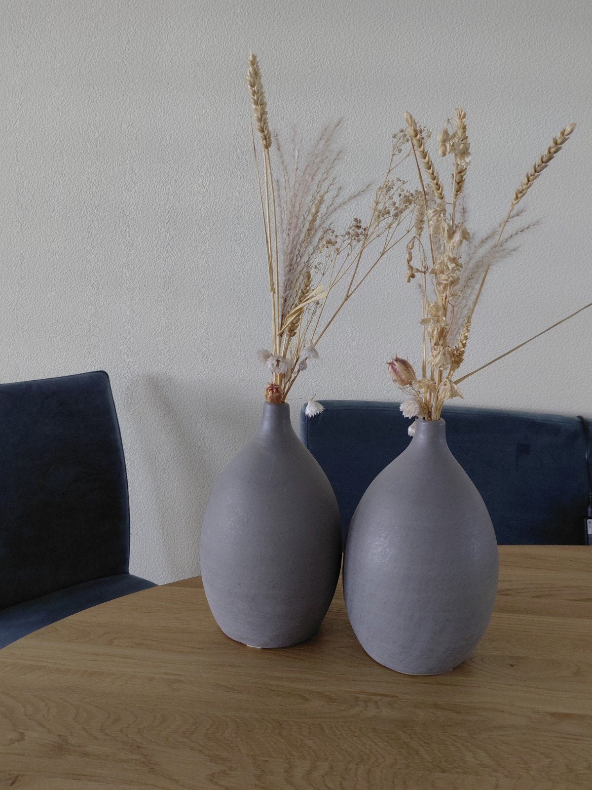 Set van 2 grijze vazen met droogbloemen, Ophalen, Inclusief droogbloemen, Zo goed als nieuw, Grijs