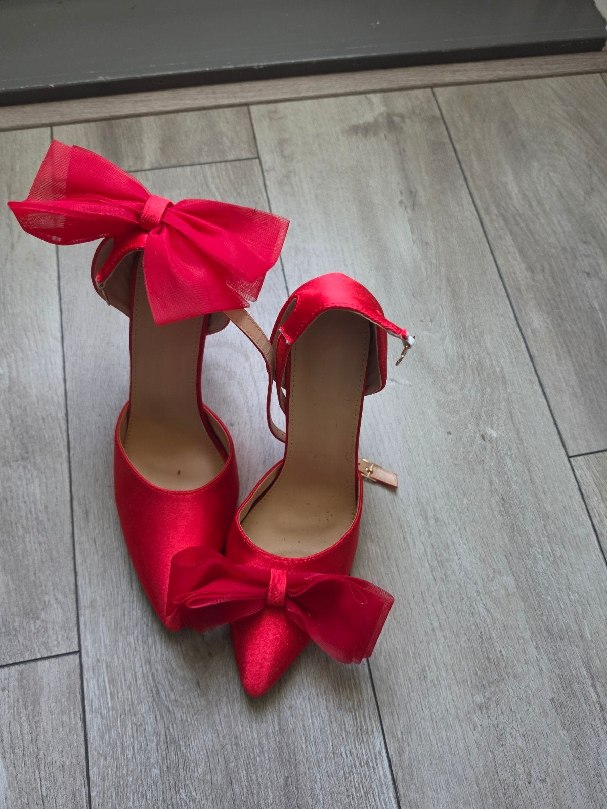 Rode satijnen pumps met strik - Maat 41, Ophalen of Verzenden, Zo goed als nieuw, Rood, Pumps