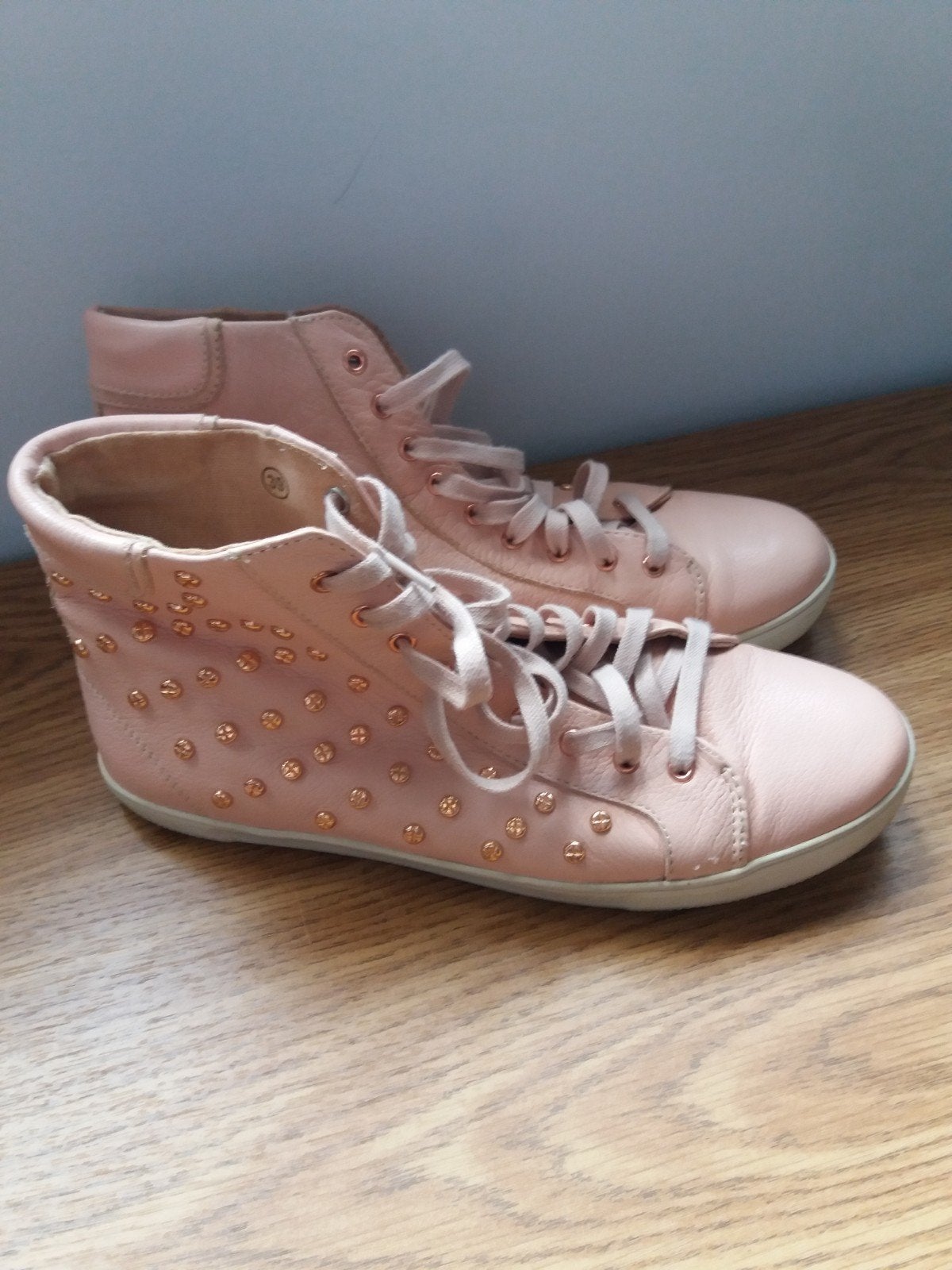 LEDEREN SNEAKERS MAAT 39 IN PRIMA STAAT KLEUR ROZE., Ophalen of Verzenden, Zo goed als nieuw, Roze, Sneakers of Gympen