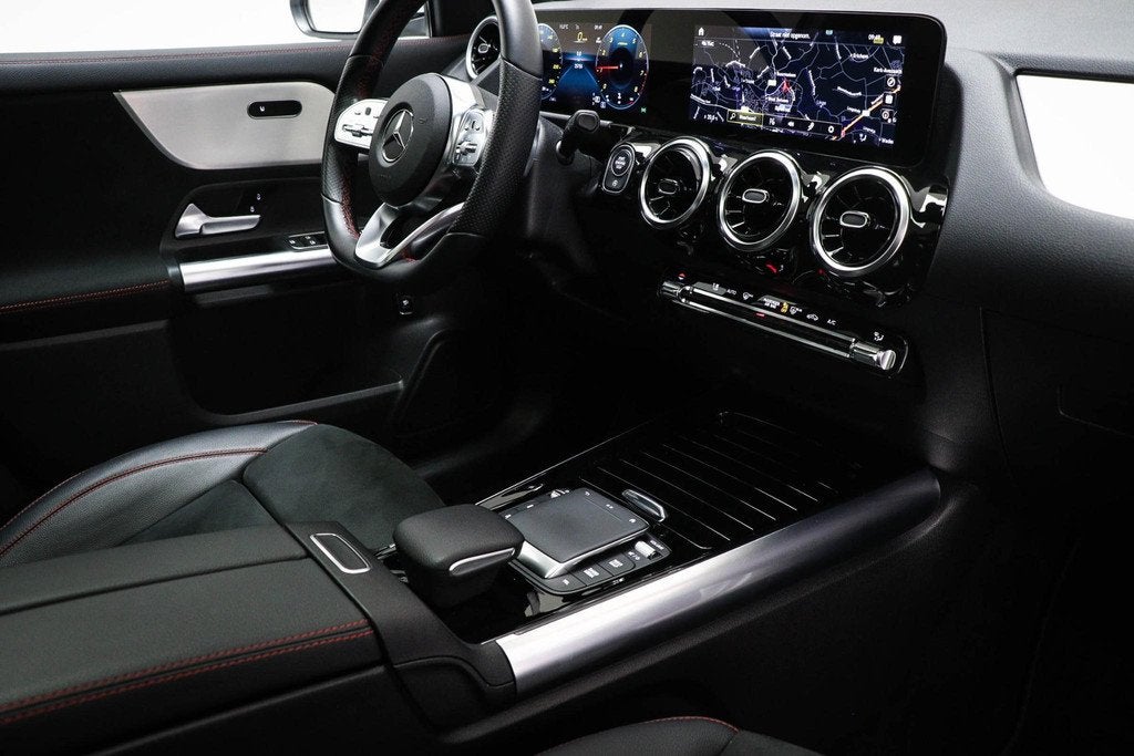 Mercedes-Benz GLA-klasse 180 AMG Line | PANORAMADAK | HALF L, Gebruikt, 4 cilinders, Leder en Stof, Wit