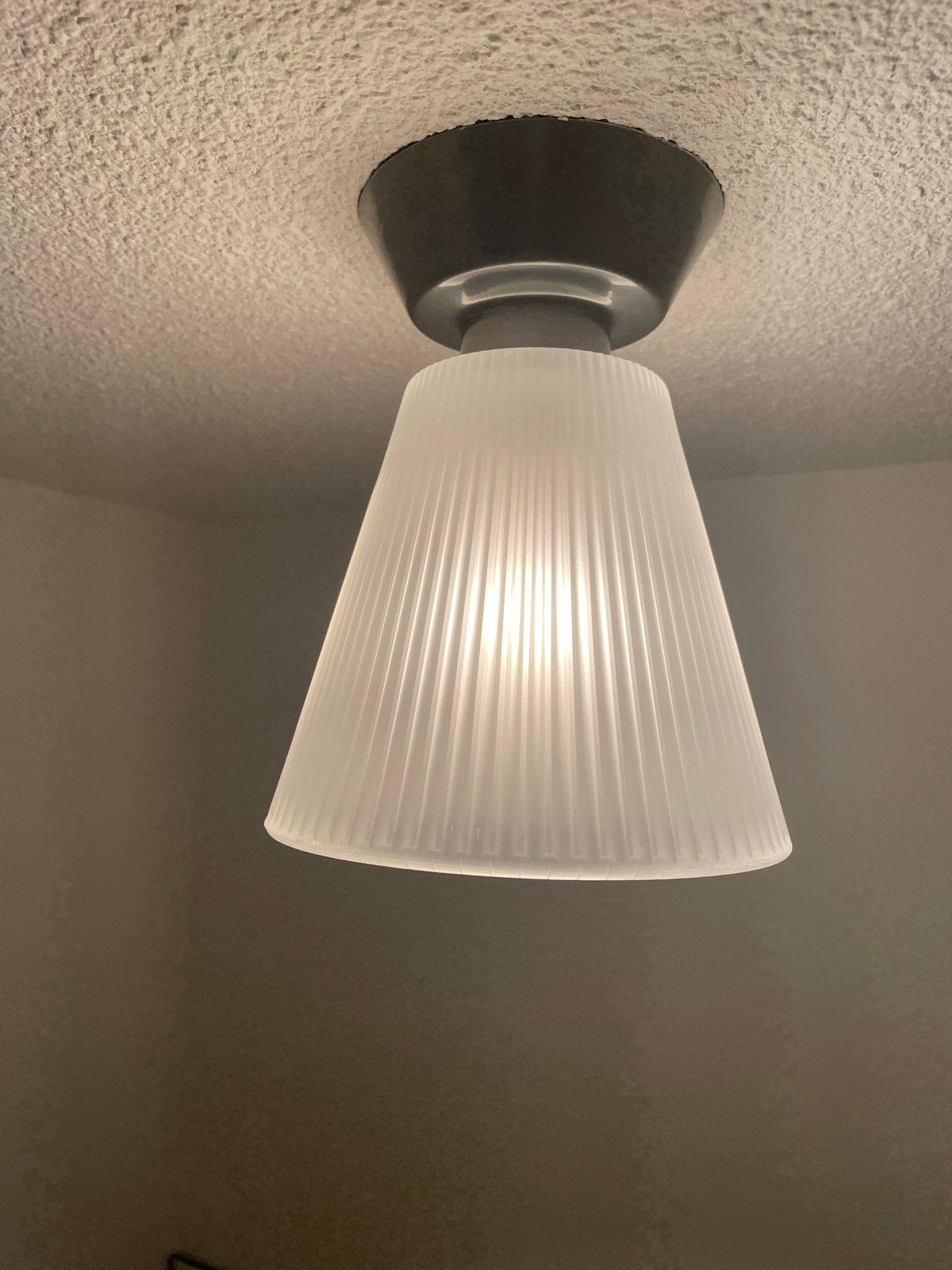 IKEA Plafondlamp met geribbeld glazen kapje, Gebruikt, Ophalen of Verzenden, Glas, Wit