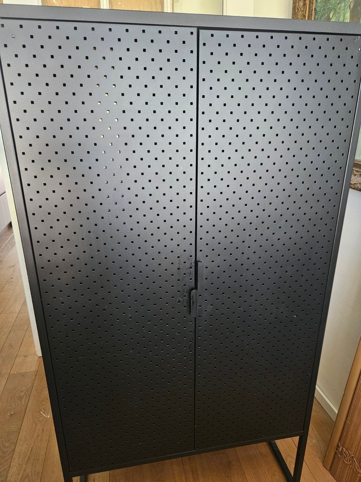 Zwarte stalen kast (jysk virum), Huis en Inrichting, Ophalen, Gebruikt, 100 tot 150 cm, 50 tot 100 cm