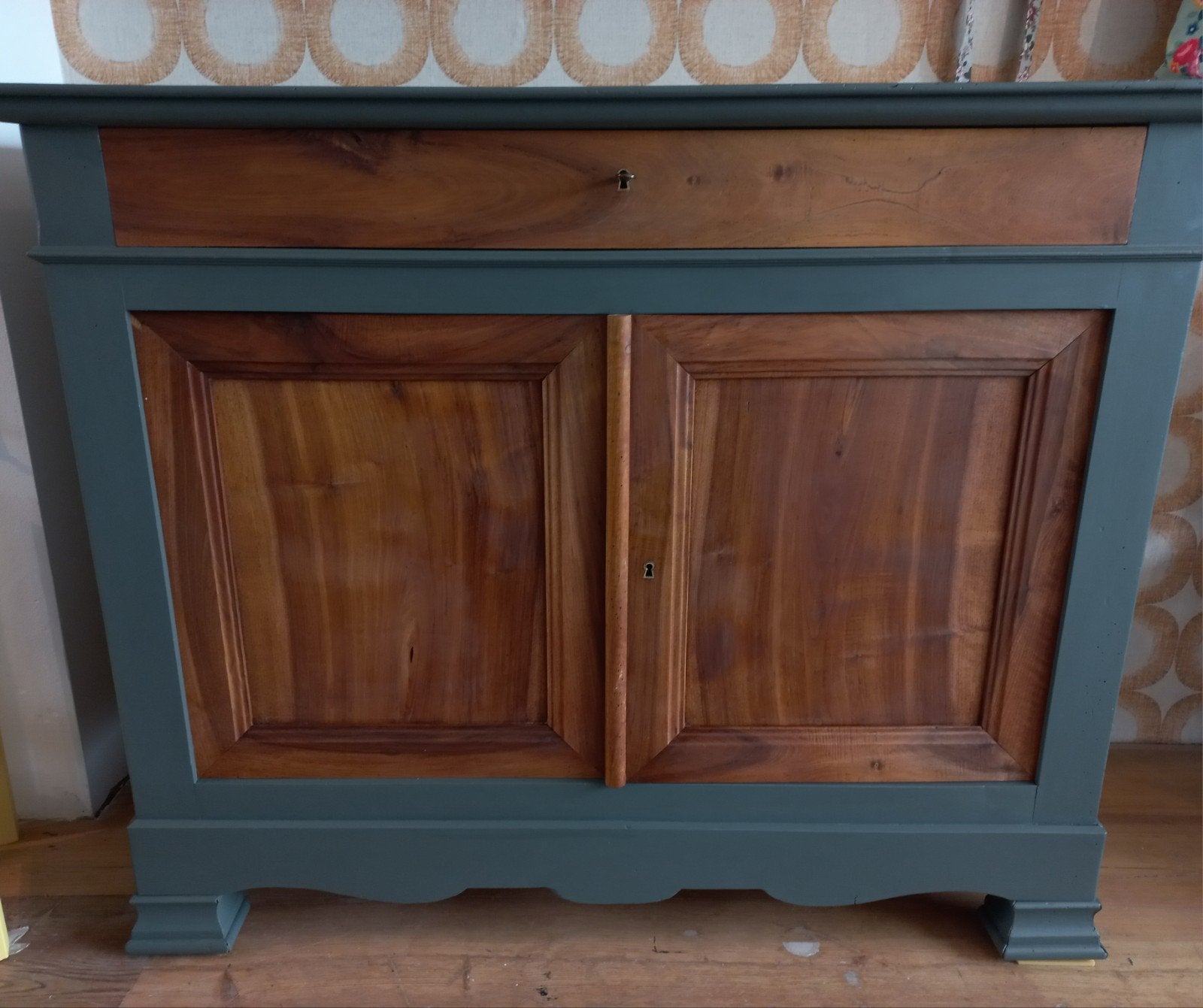 Hoge franse commode/dressoir, Ophalen, Gebruikt, 100 tot 150 cm, Teakhout