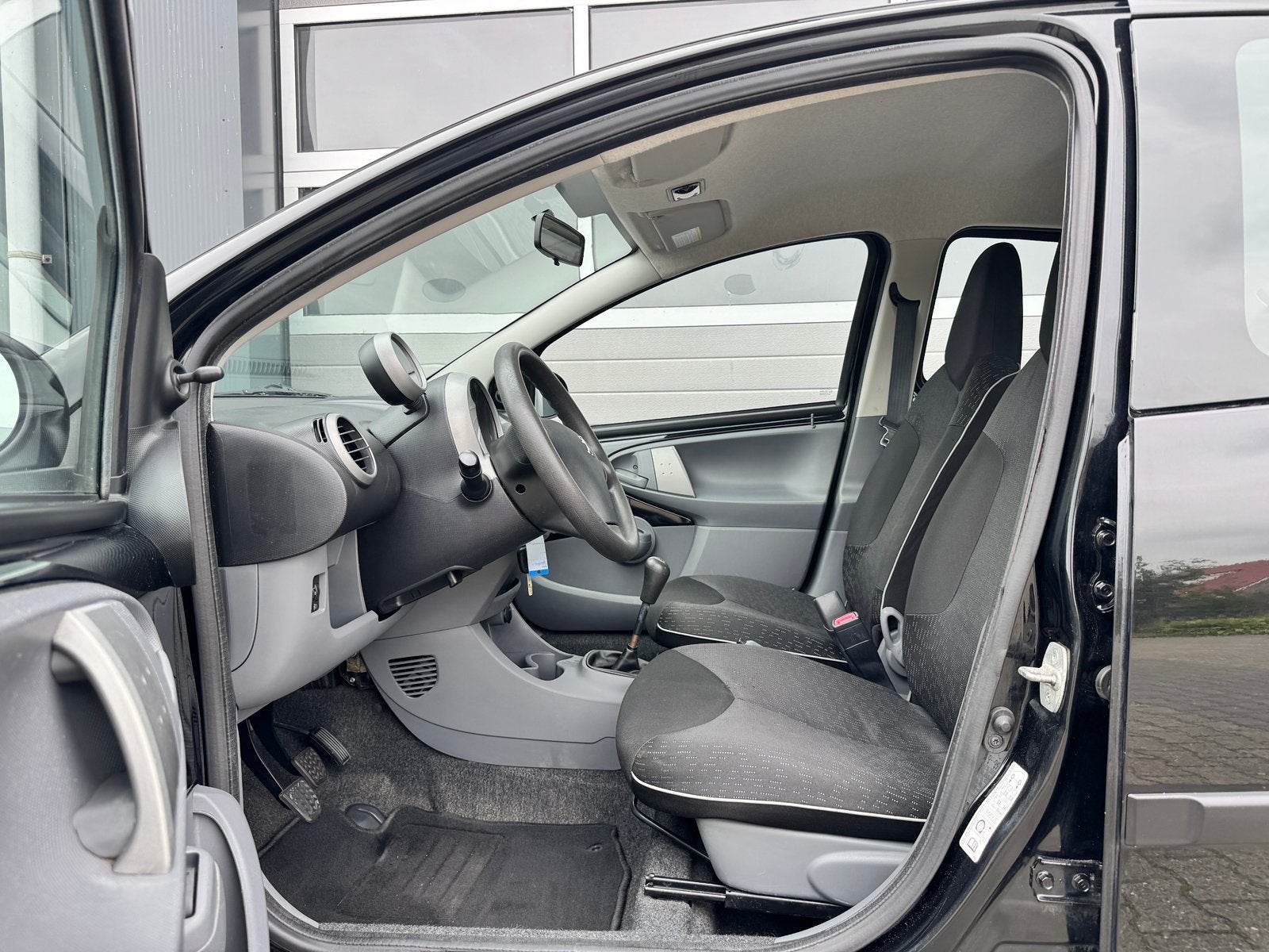 Peugeot 107 1.0 12v XS | 5 deurs | Airco | apk 01/2027, Voorwielaandrijving, Stof, Zwart, Metallic lak