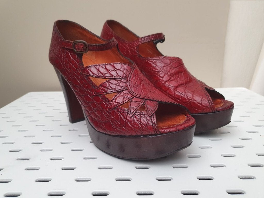 Chie Mihara UJA rood peeptoe Prune maat 40 snake print, Kleding | Dames, Pumps, Ophalen of Verzenden, Gedragen, Rood