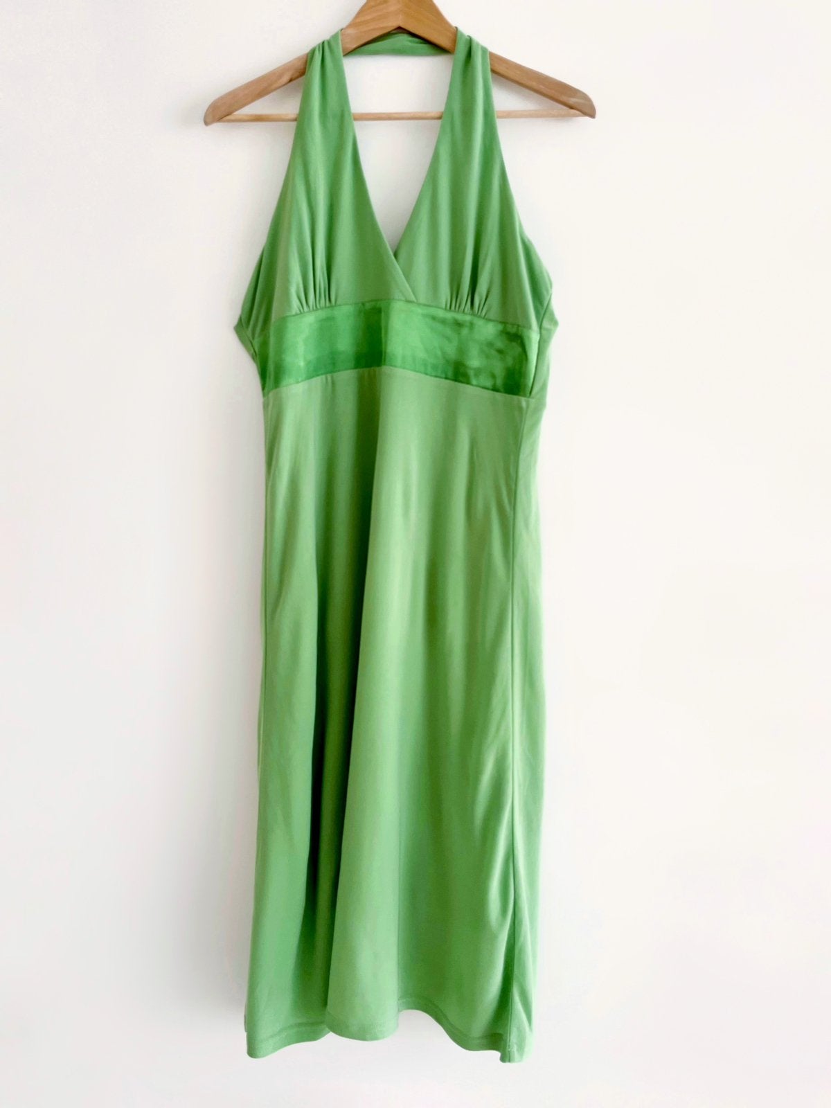 Appeltjes groene halterjurk met satijn - maat 36 / 38, Kleding | Dames, Ophalen of Verzenden, Maat 36 (S), Gedragen, Onder de knie