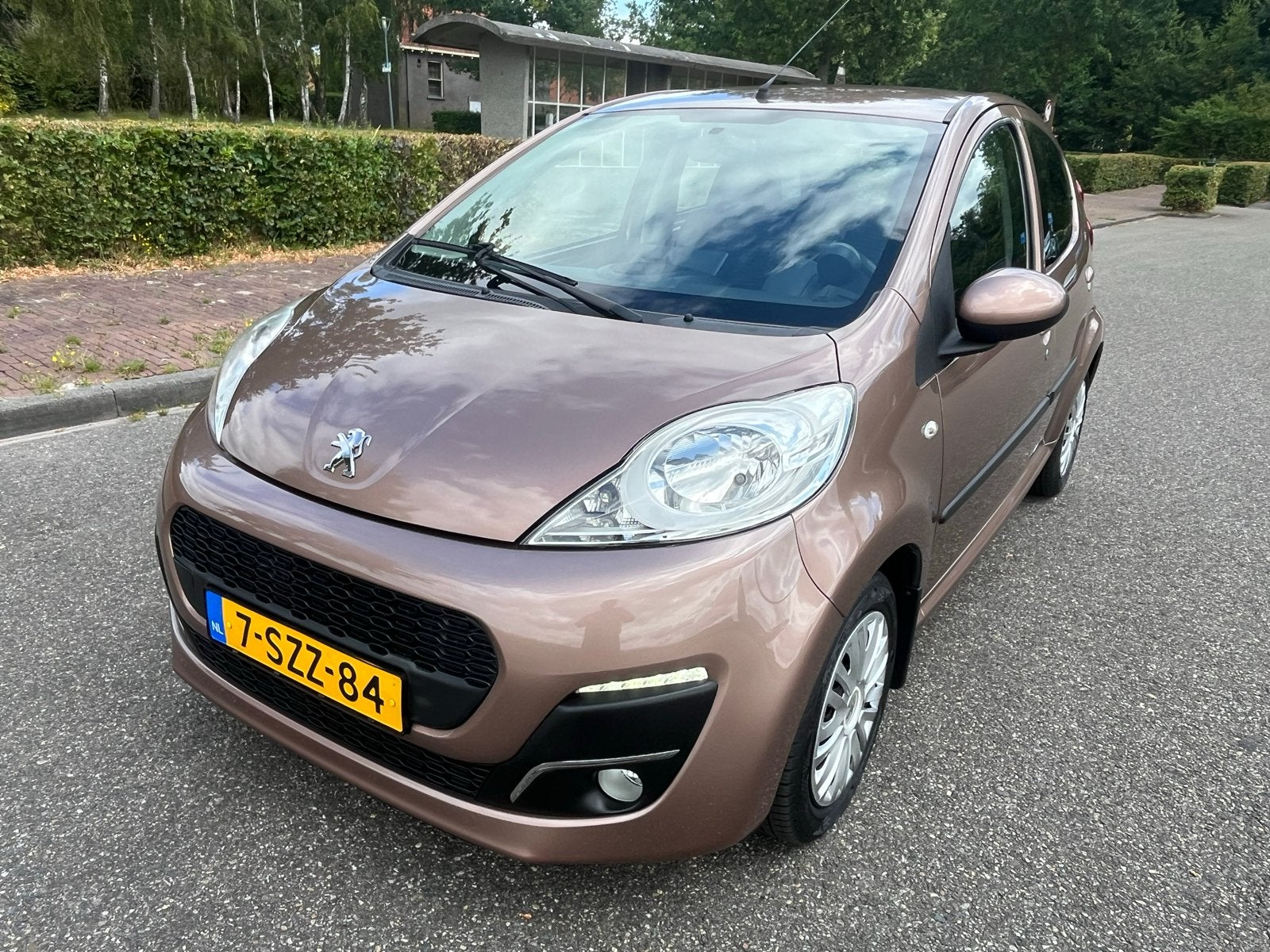 Peugeot 107 1.0 12V 5DR 2014 Beige, Voorwielaandrijving, 4 stoelen, Origineel Nederlands, Handgeschakeld