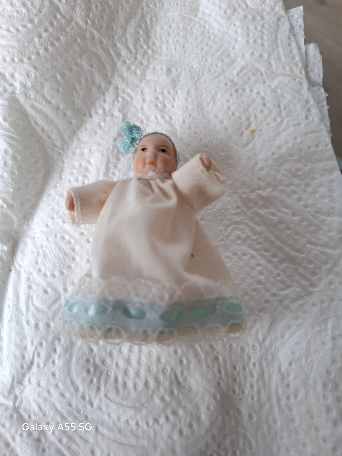 Miniatuur Babypopje met Blauw Kant en Stof, Ophalen of Verzenden, Gebruikt, Babypop