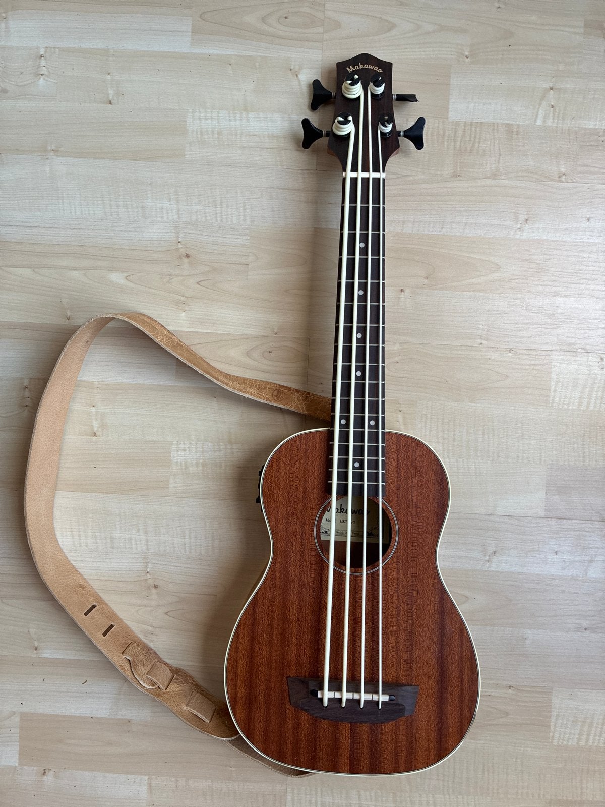 Elektro-akoestische Makawao Ukulele Bas met band en hoes, Ophalen, Zo goed als nieuw, Semi-akoestisch