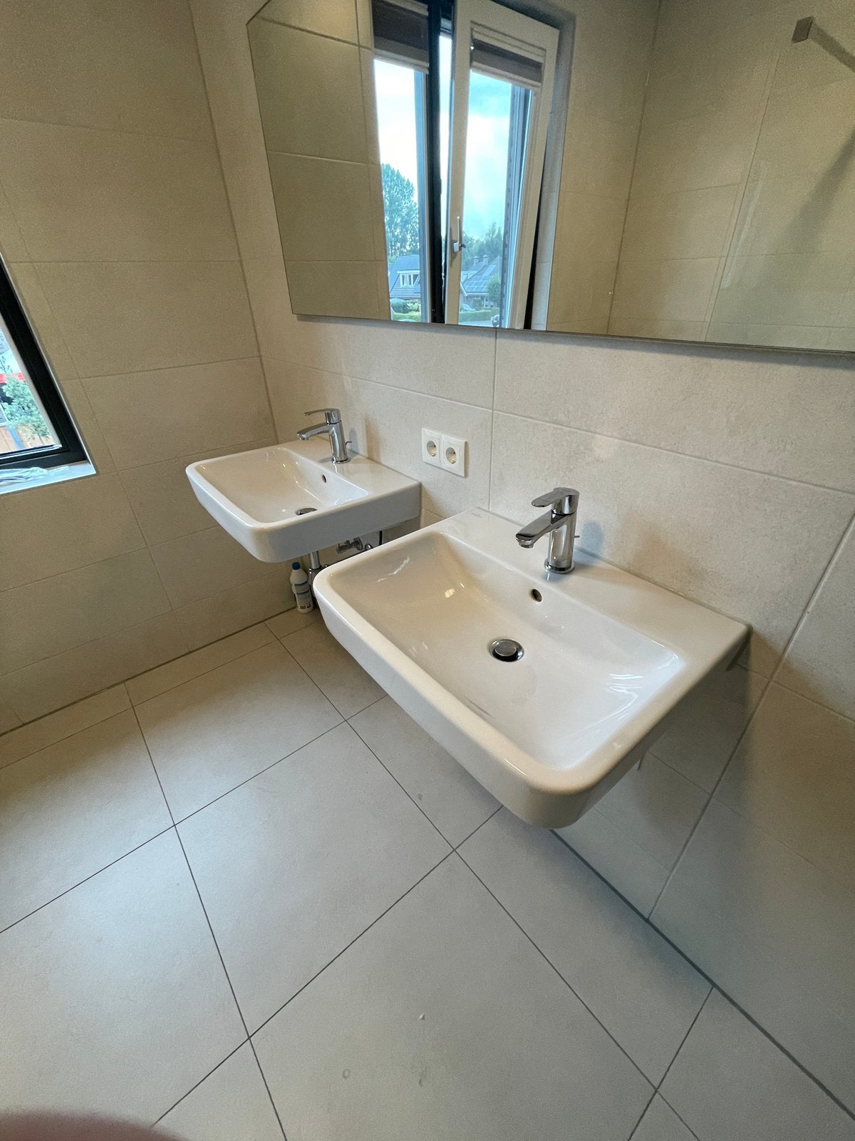 2x Villeroy & Boch wastafels met Grohe kranen en sifons, Ophalen, Zo goed als nieuw, Wastafel