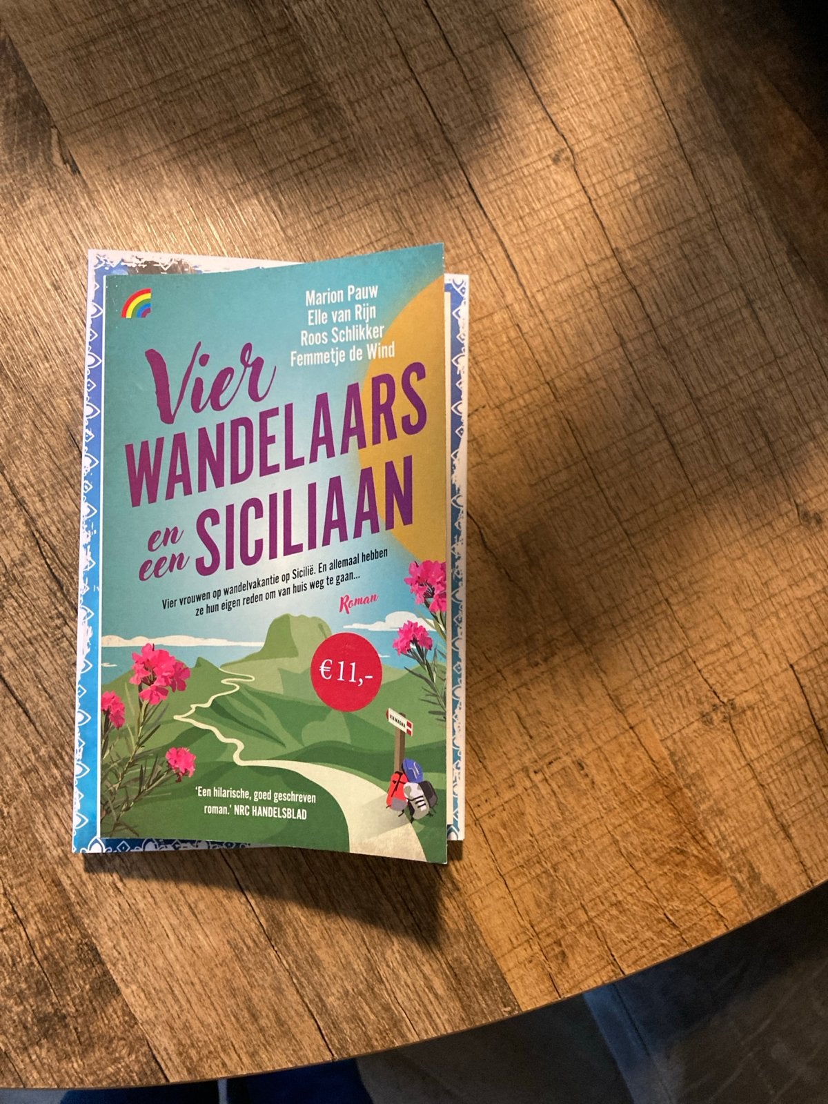 Vier Wandelaars en een Siciliaan - Roman, Ophalen of Verzenden, Nieuw, Nederland