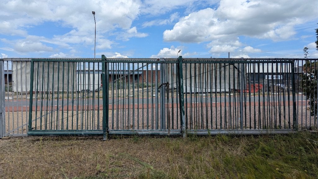 Hekwerk Rolpoort - 8Mx2,4M Verzinkt Vrijdragend, Ophalen, Met poort, Gebruikt, Spijlenhekwerk
